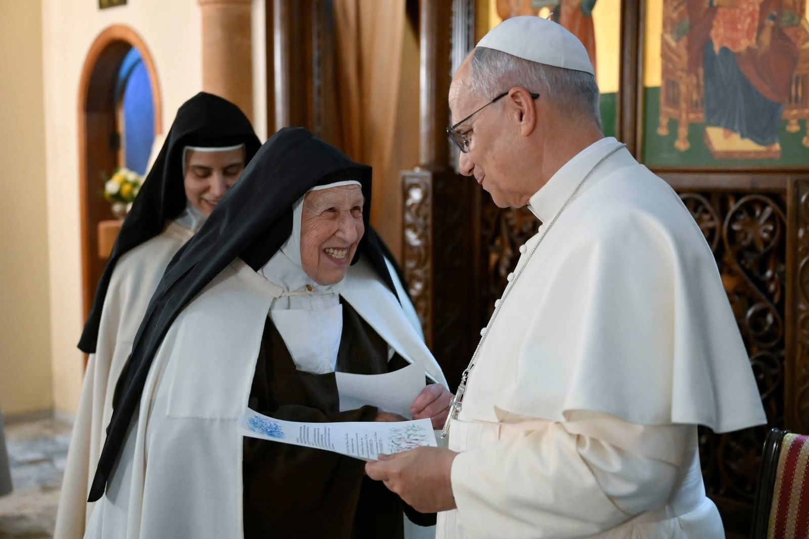 La Madre Teresa de Jesús, una de las fundadoras del Carmelo del Líbano, saluda al papa León XIV