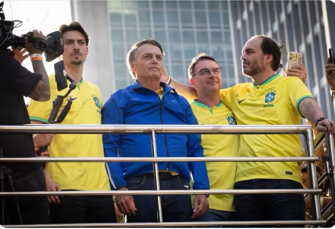 Flavio Bolsonaro (el único con gafas), junto a su padre, Jair 