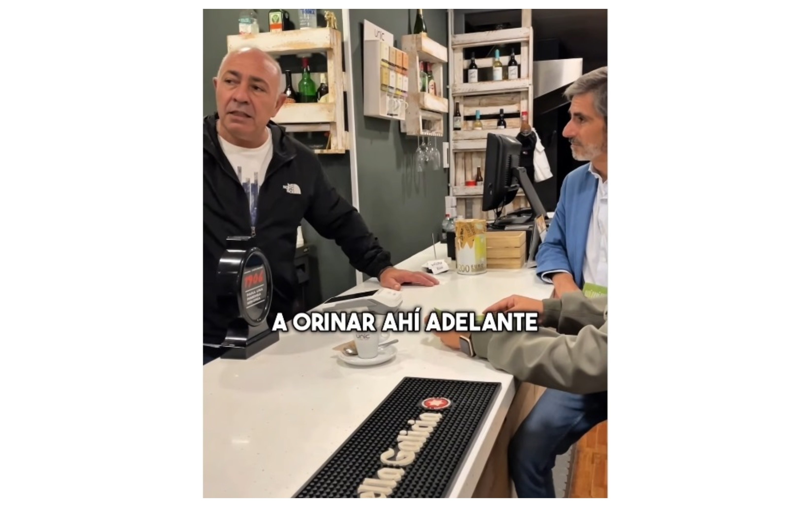 "Lo que no puede ser es que venga un tipo y se ponga a orinar ahí delante, porque se emborrachó y no es de acá", explica un hostelero al diputado de Vox, Gonzalo de Oro