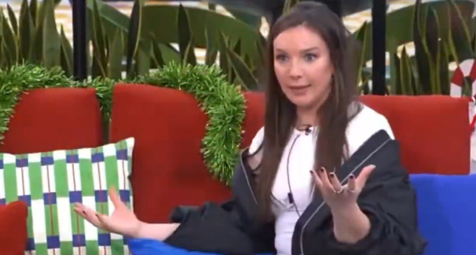 Hernand, como parte del equipo de información sincronizada del sanchismo, animó a los concursantes a informarse y reflexionar sobre el altavoz que tienen después de su paso por el talent show