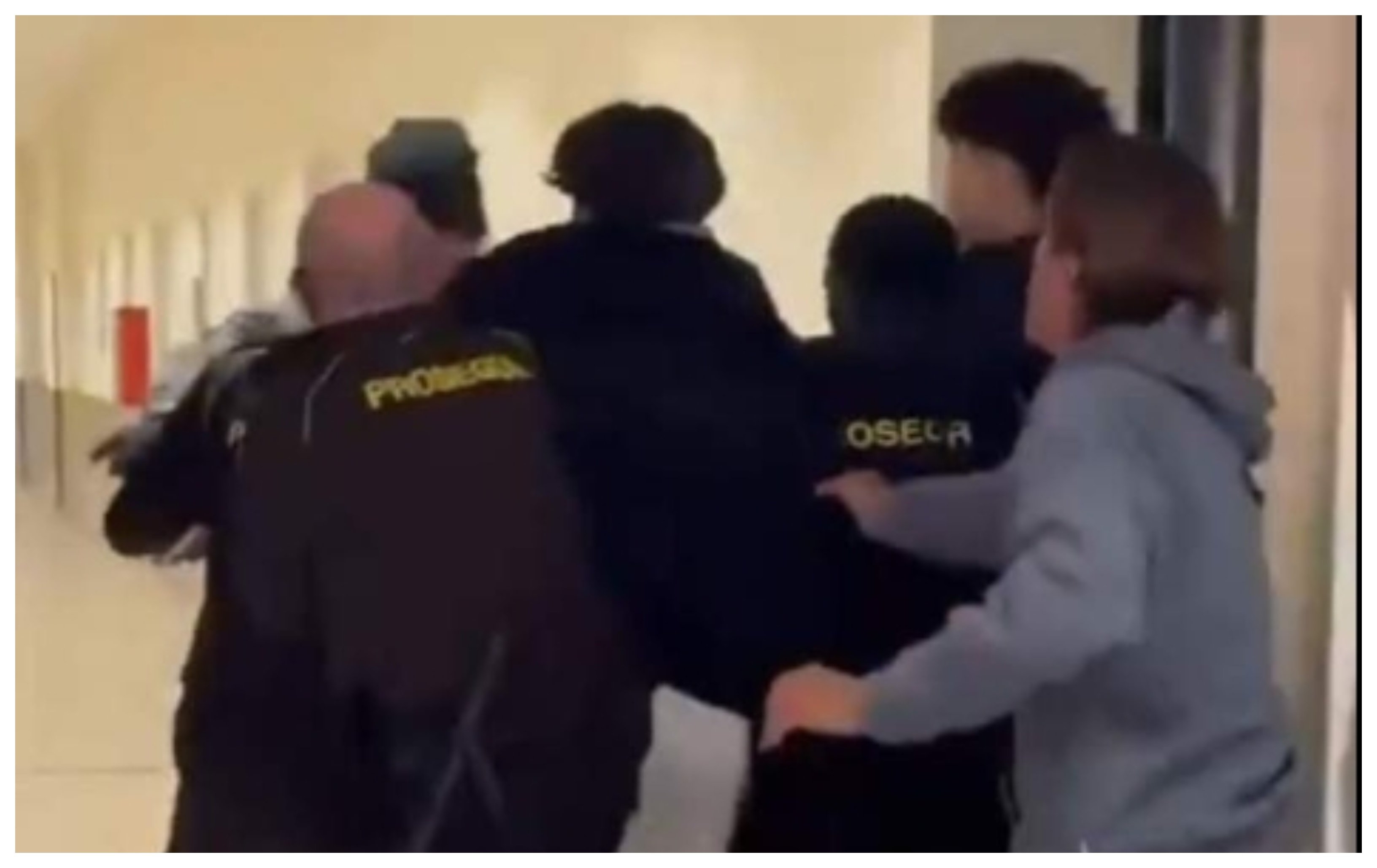 Tres menas sacan una pistola y atacan a vigilantes de seguridad de un centro comercial en Salt (Gerona) Tres menas sacan una pistola y atacan a vigilantes de seguridad de un centro comercial en Salt (Gerona)