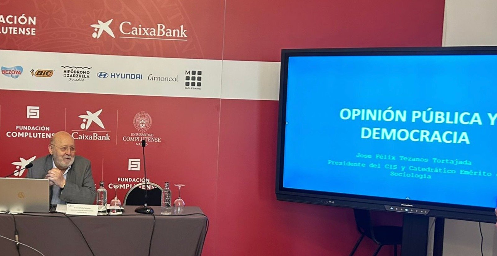 Ha llegado José Félix Tezanos, que es la única persona en España que entiende de demoscopia y sociología y dice todo lo contrario al resto de sondeos privados