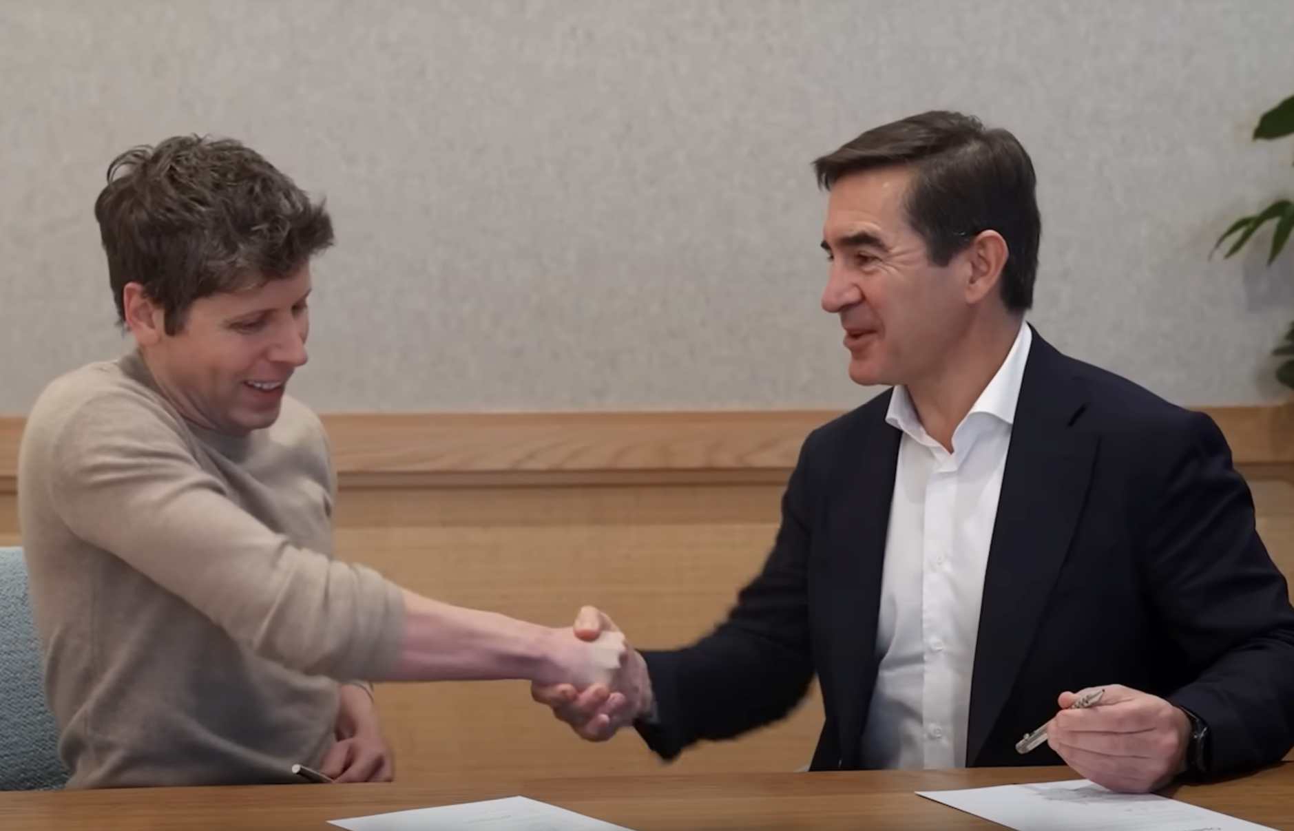 Sam Altman, CEO y cofundador de OpenAI, y Carlos Torres, presidente del BBVA, tras firmar el acuerdo