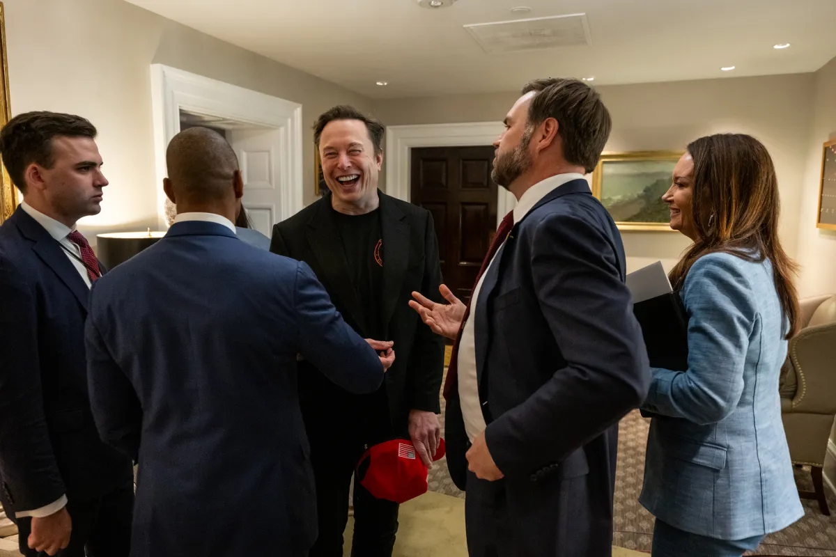 Durante una aparición en vídeo en una reunión del Departamento de Eficiencia Gubernamental, Musk afirmó que, después del segundo mandato presidencial de Donald Trump, llegarán dos de JD Vance Durante una aparición en vídeo en una reunión del Departamento de Eficiencia Gubernamental, Musk afirmó que, después del segundo mandato presidencial de Donald Trump, llegarán dos de JD Vance