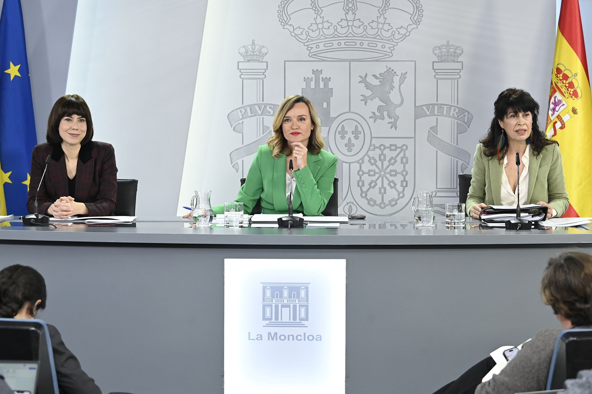 Aparecen Pilar Alegría, que se despedía porque se va de candidata del PSOE a Aragón. Junto a ella, Diana Morant, Venus cada día más disfrazada de Marte, y la inefable, insondable e insumergible Ana Redondo