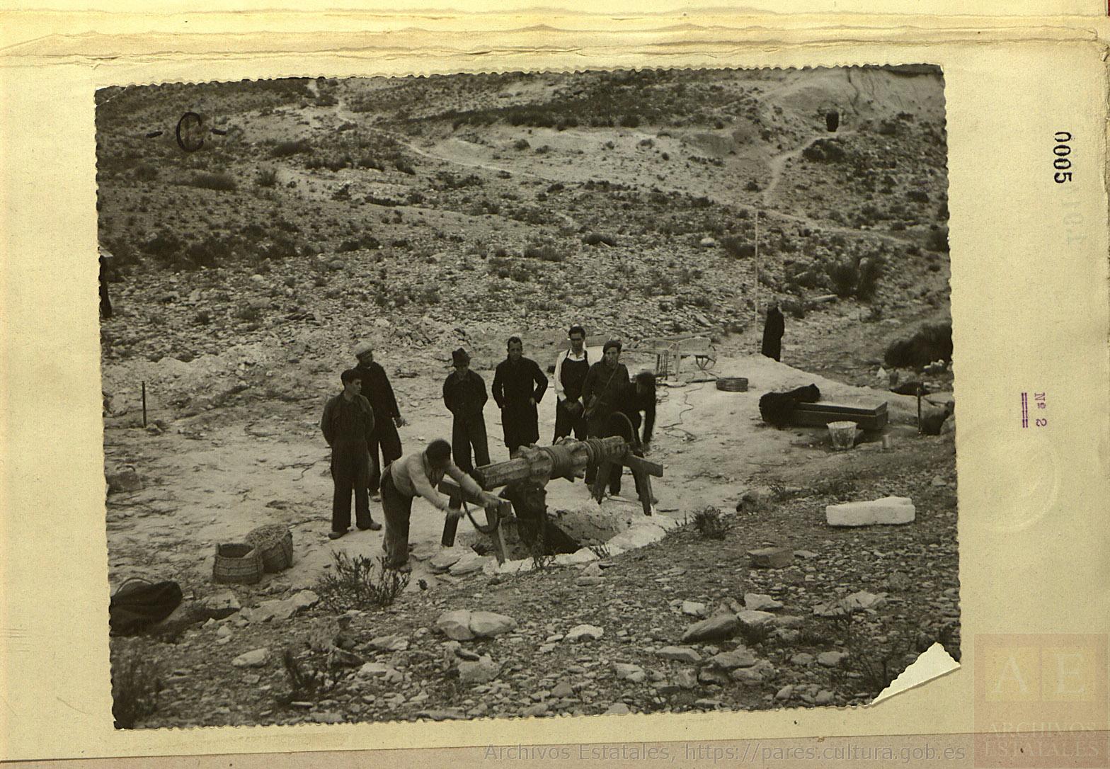 Foto de la boca del pozo de La Lagarta en Tabernas (Almería), esta foto fue tomada en febrero de 1941. Todas las fotos de este artículo son  de los fondos de la Causa General. Archivo Histórico Nacional. Fondos Contemporáneos.