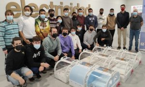 En 2020, la ONG Medical Open World amplió la capacidad de producción gracias a una alianza con los salesianos, que empezaron a fabricarlas con sus estudiantes en su centro de Formación Profesional de Pamplona y después han extendido dicha labor a otros nueve centros de España