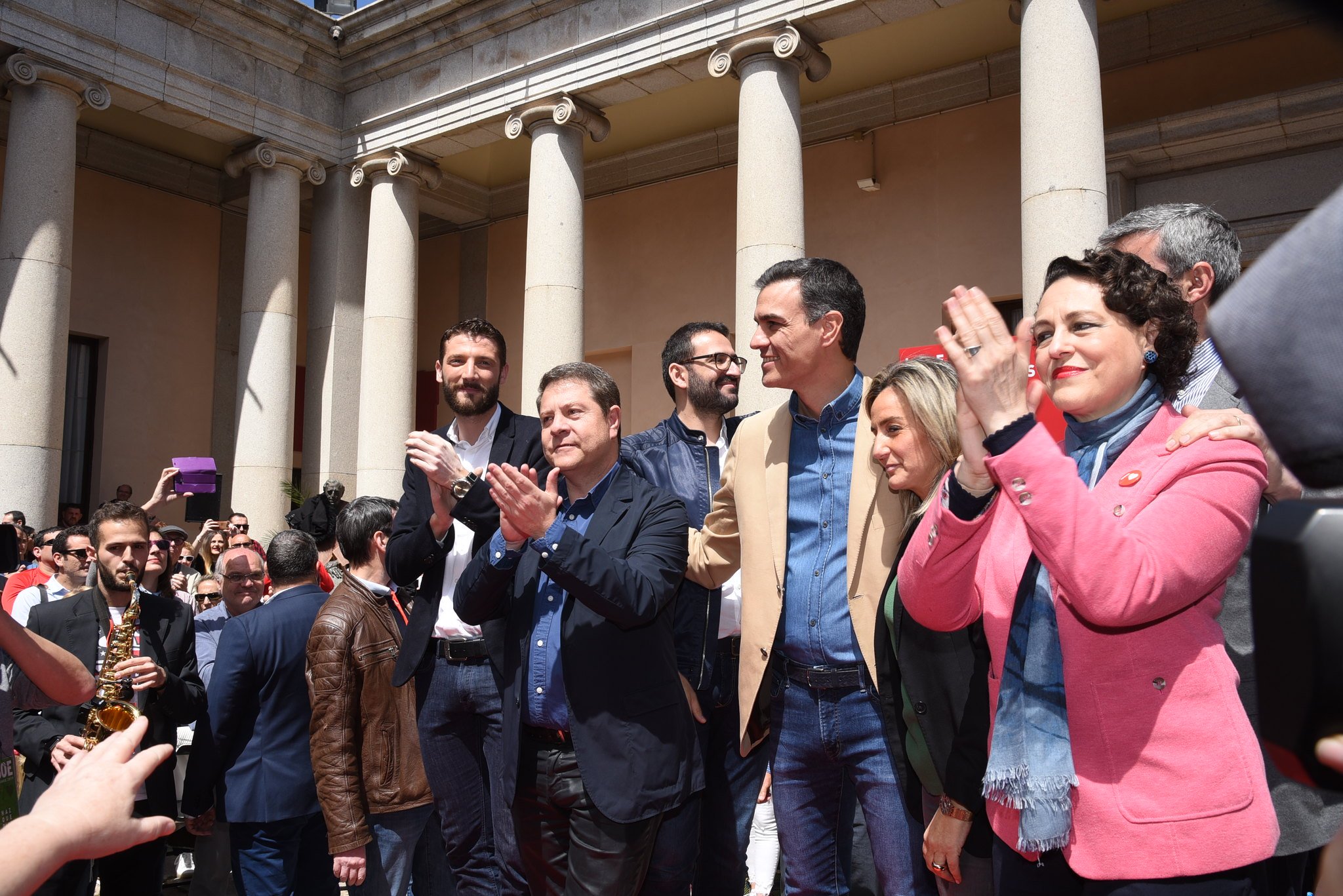 Milagros Tolón, en el regazo de Pedro Sánchez