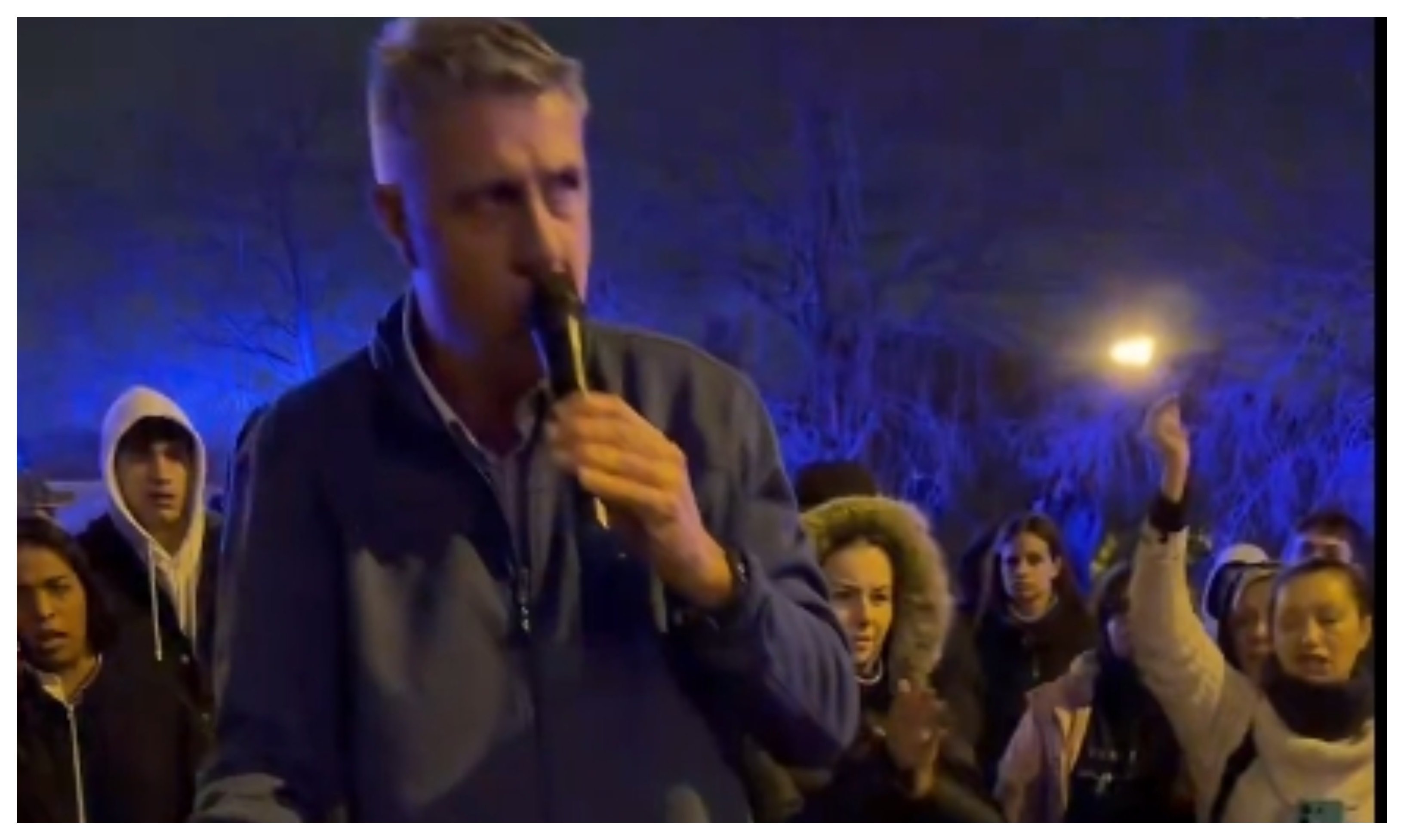 Vecinos impiden el realojo de los inmigrantes ilegales del instituto B9 en una parroquia: advirtieron de que la llegada de ilegales incrementaría la inseguridad en el barrio