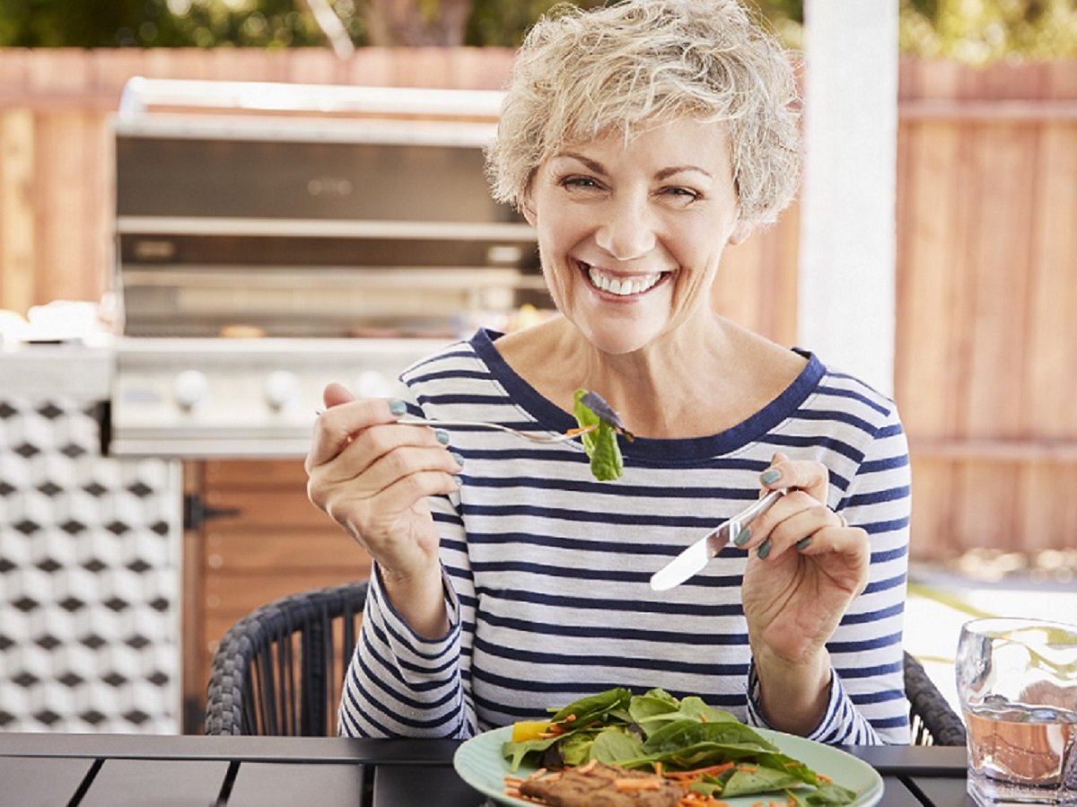 El calcio está presente en una dieta equilibrada  verduras, legumbres, pescado, marisco, cereales, frutos secos, y frutas