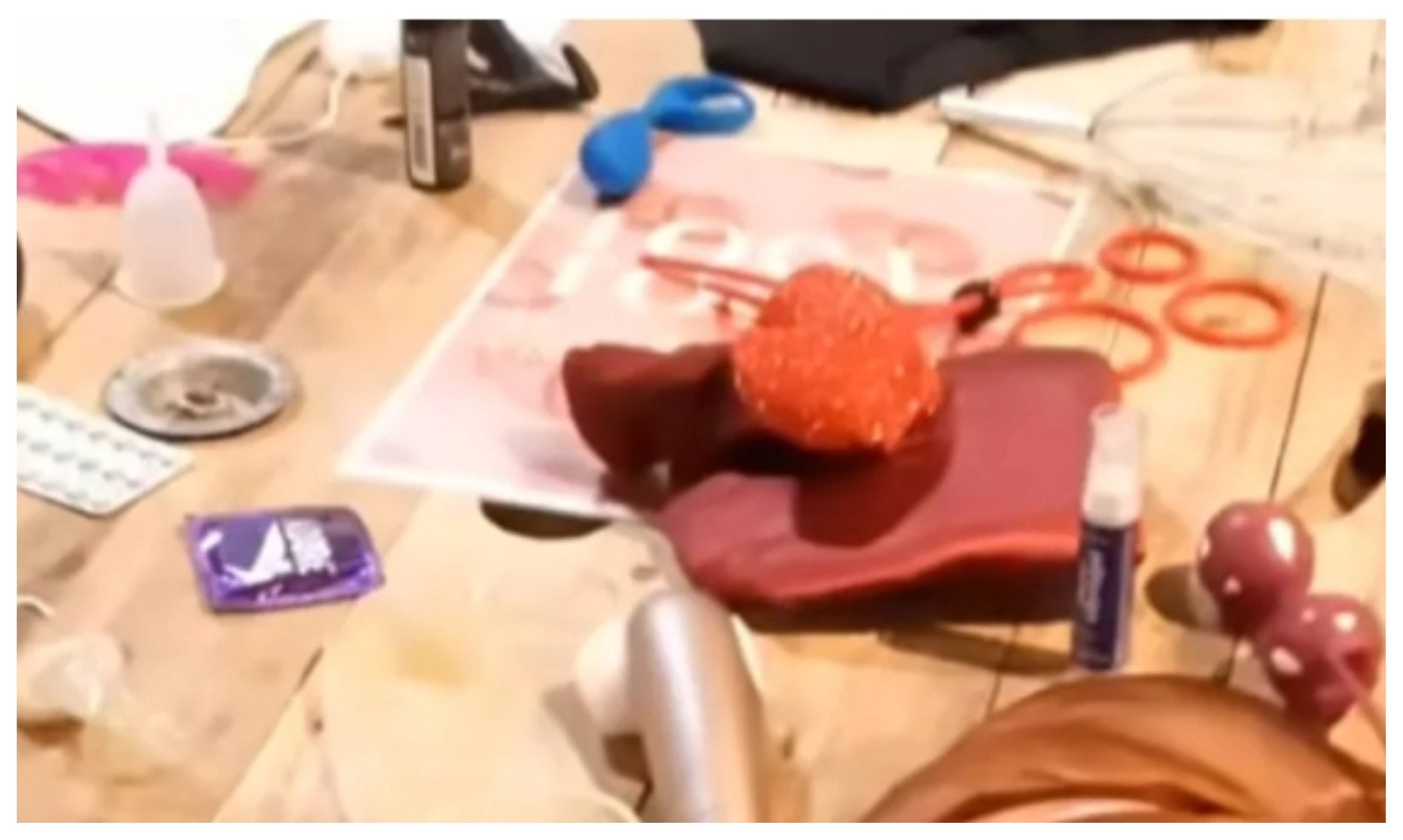 Imagen del taller realizadas en el Casal de Joves, con  juguetes sexuales, lubricantes o material gráfico sobre genitales