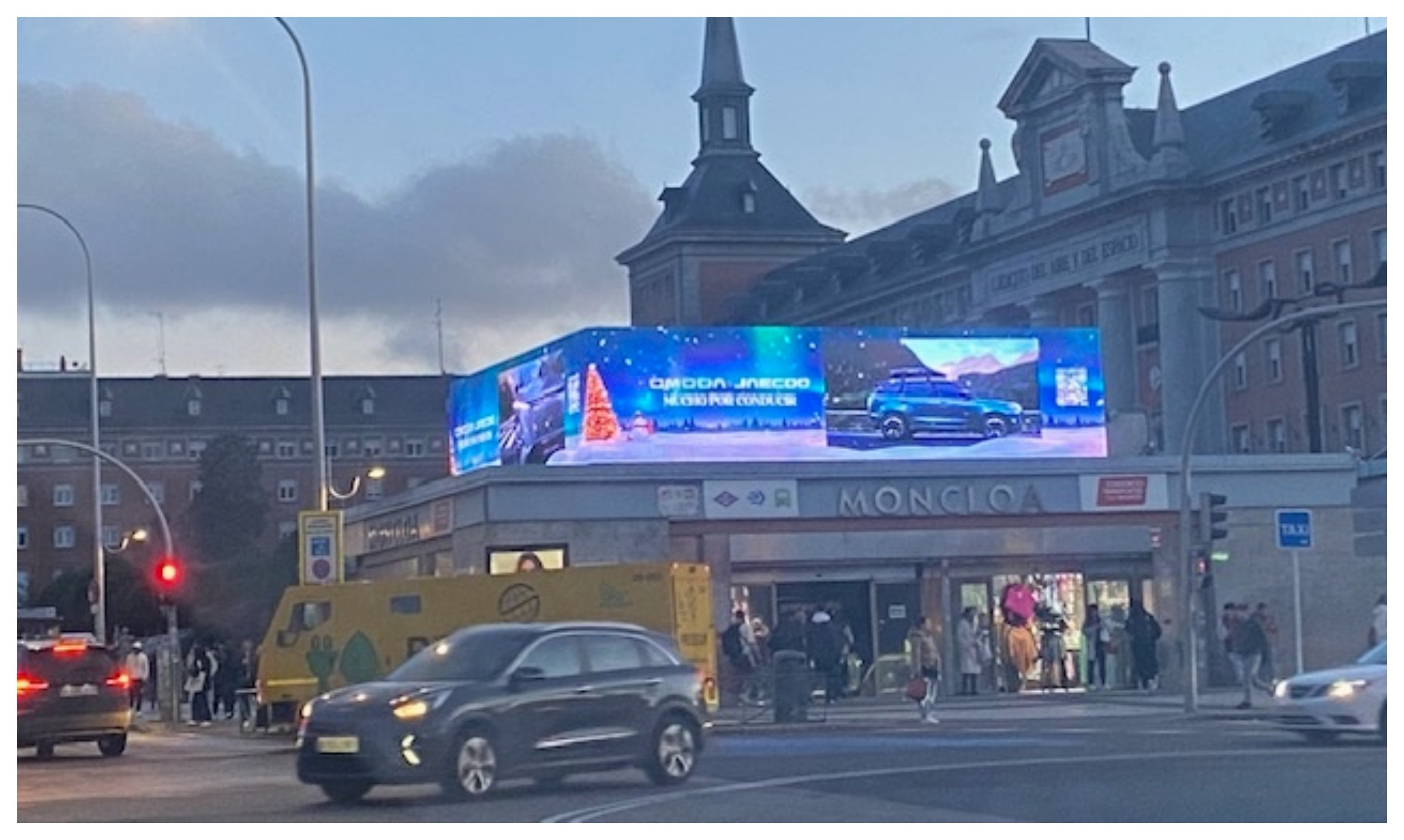 Señora Ayuso, señor Almeida, son ustedes un poco horteras: no todo lo luminoso resulta deleitoso