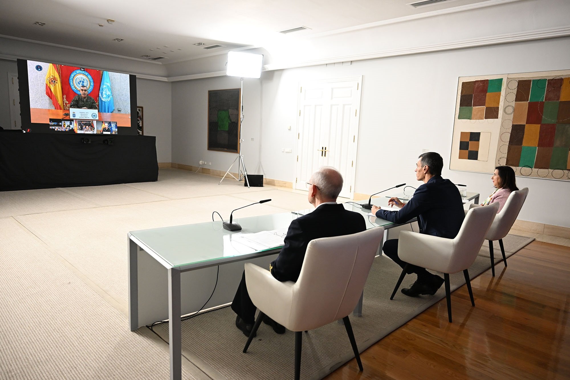 Presidente, deje de impartir mítines en las felicitaciones navideñas y en los discursos ante los cascos azules españoles