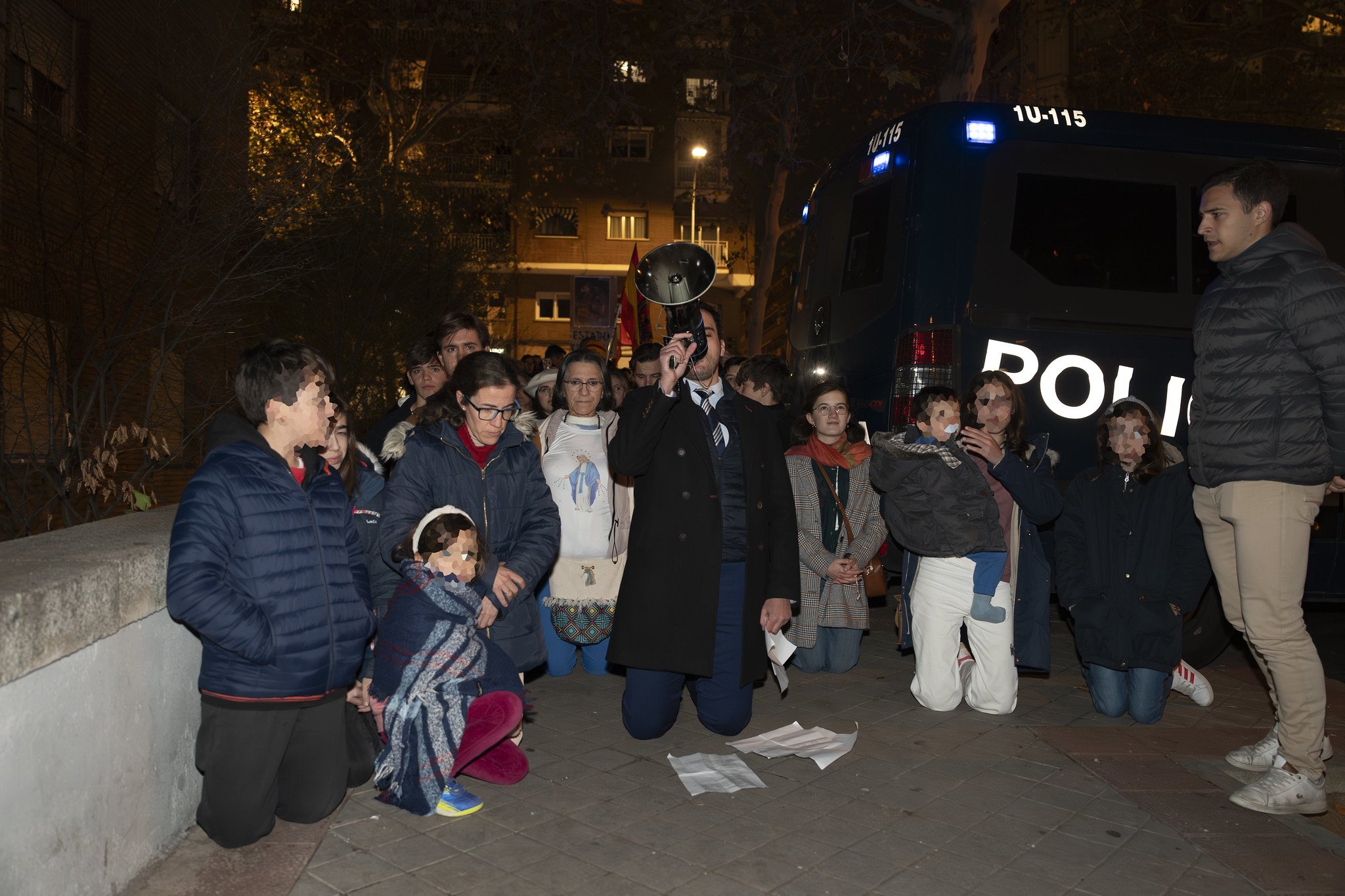 Un grupo de personas rezando el rosario frente al centro de abortos Dator, en Madrid, ante la estrecha vigilancia de la Policía Nacional / Foto: Pablo Moreno