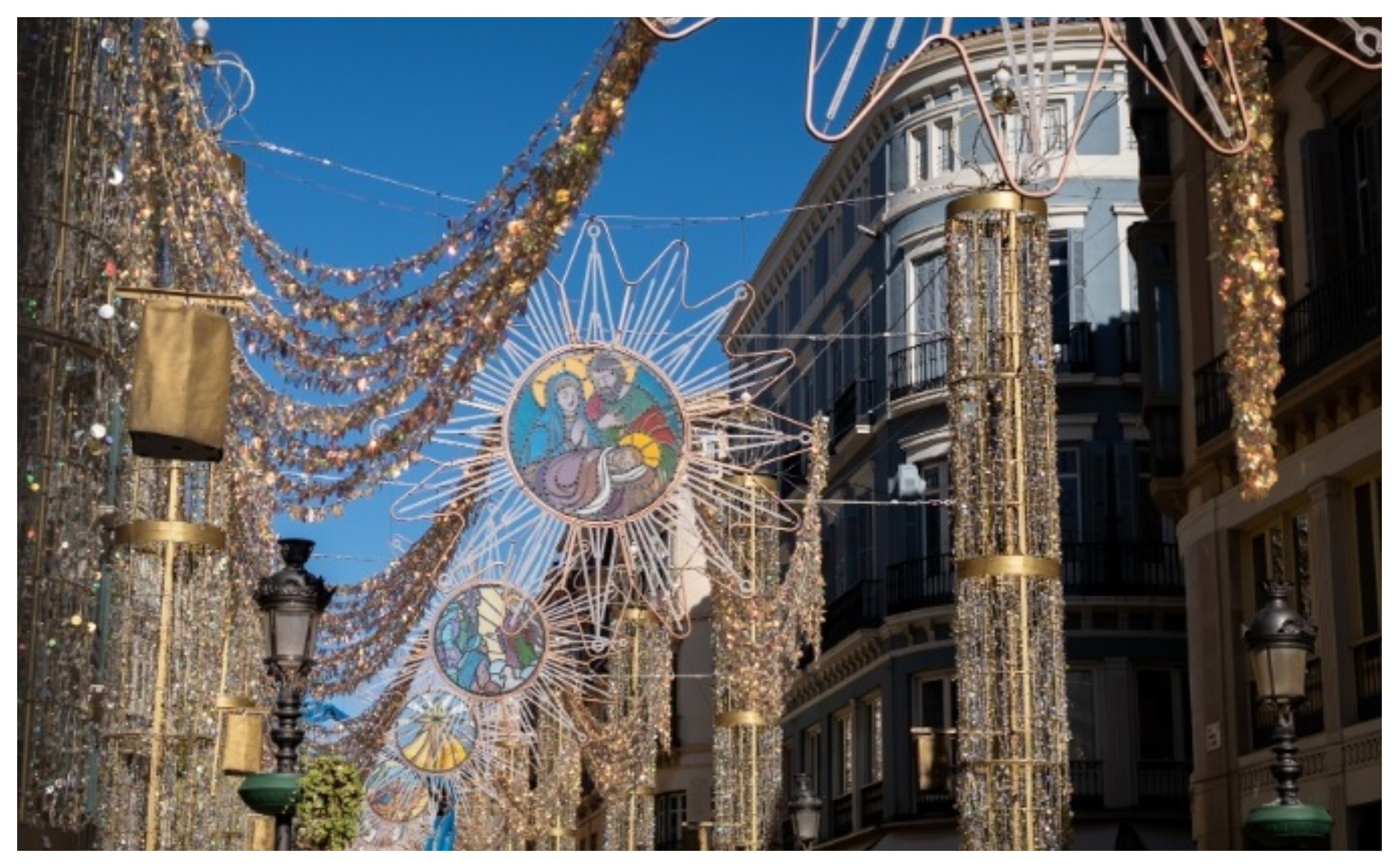 Málaga, alumbrado que representa ángeles y hasta el mismo portal de Belén con la Virgen, San José y el Niño