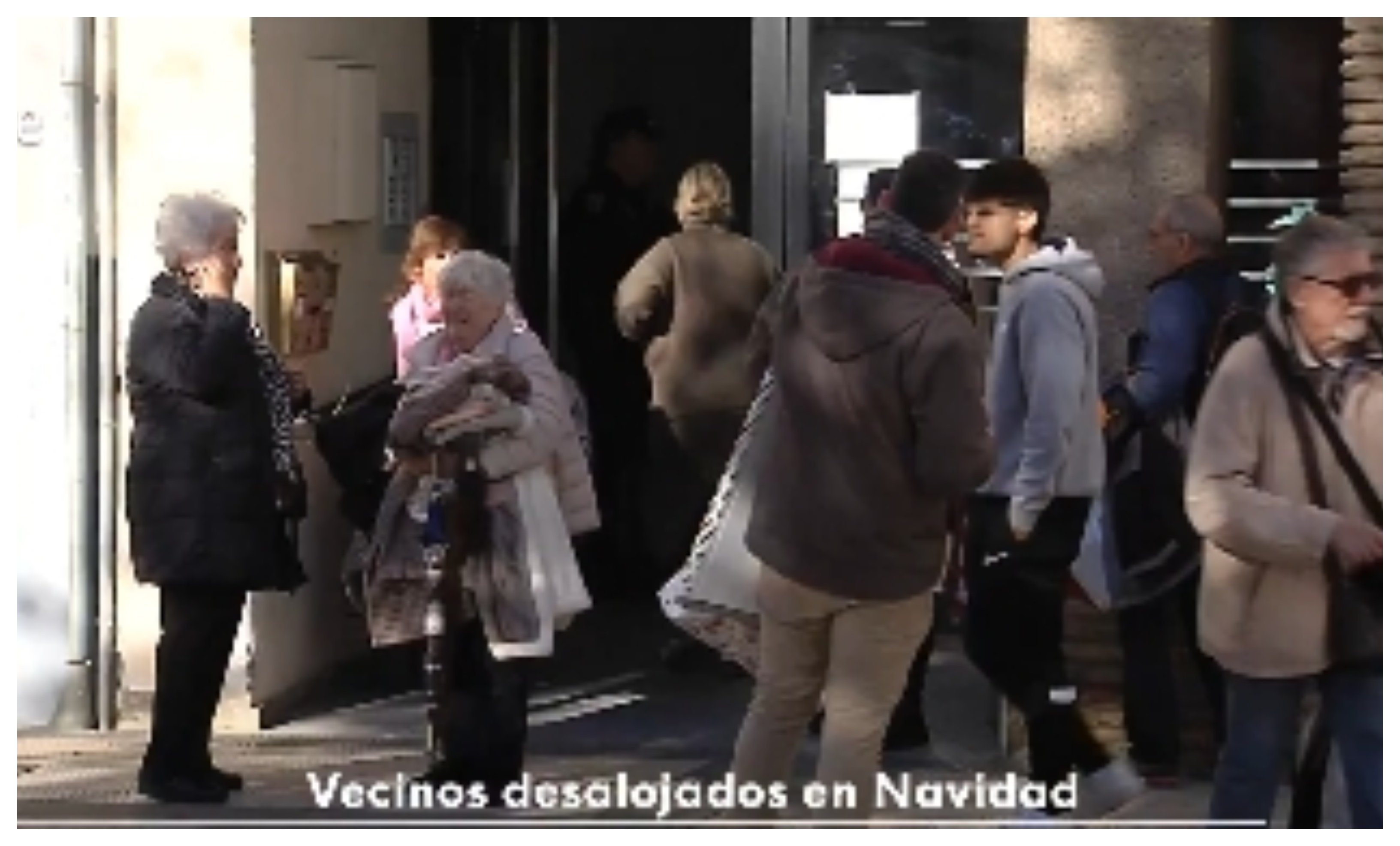 Un matrimonio afectado por el desalojo de un edificio en Huesca, vive en una autocaravana y sus hijos repartidos entre amigos y familiares