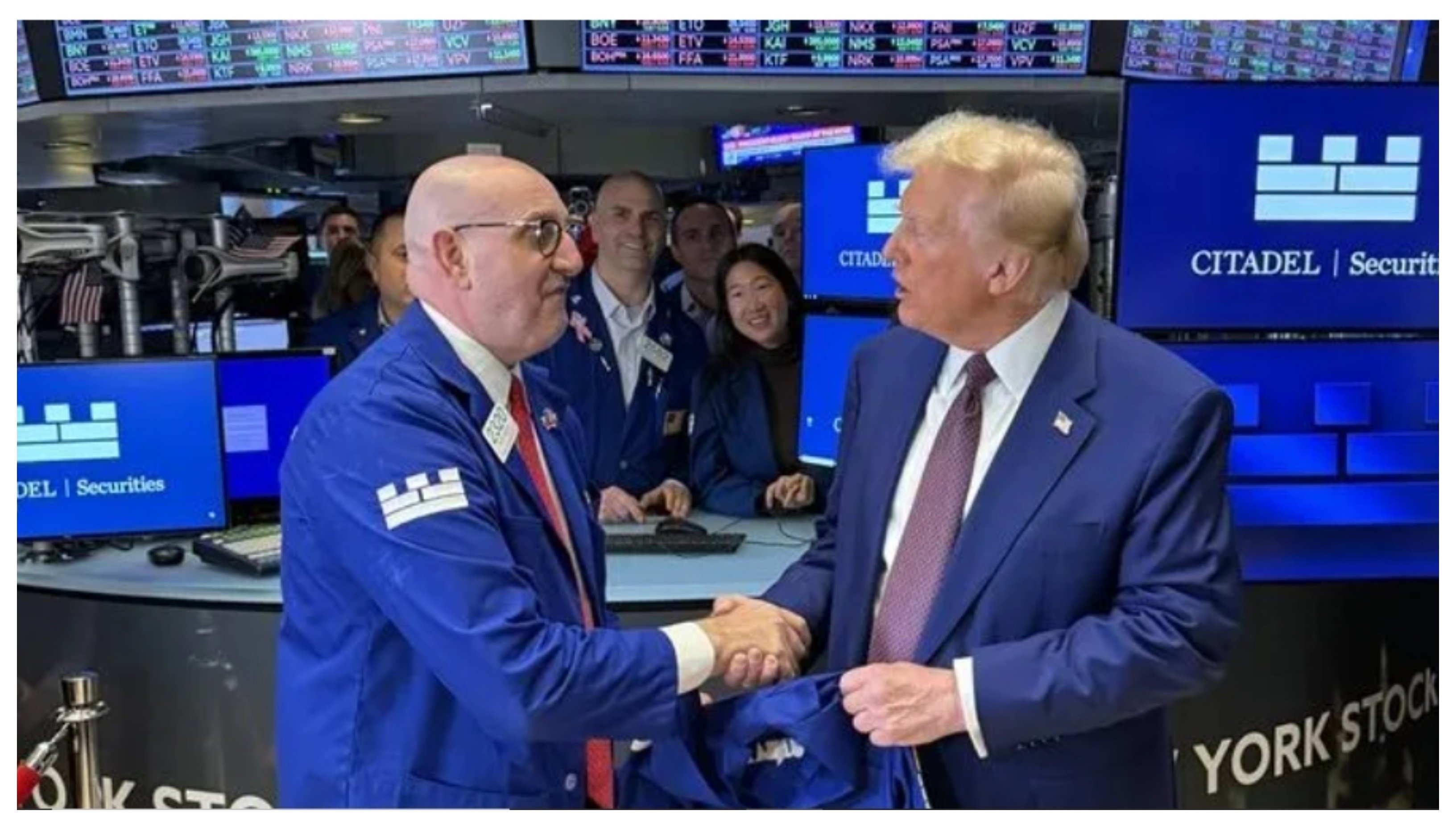 Fotografía tomada de la cuenta en X Margo Martin del equipo de comunicación de Donald Trump, del presidente electo de EE.UU. Donald Trump (d) recibiendo una chaqueta de corredor de la Bolsa de Valores de Nueva York (NYSE), en Nueva York