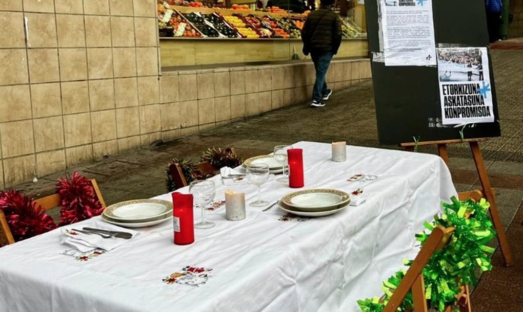 Sortu recordó con tres sillas vacías a tres presos etarras condenados por asesinato. ¿¿Por qué no se acuerdan de la misma manera de las 856 sillas vacías que dejaron los asesinatos de la banda terrorista ETA?