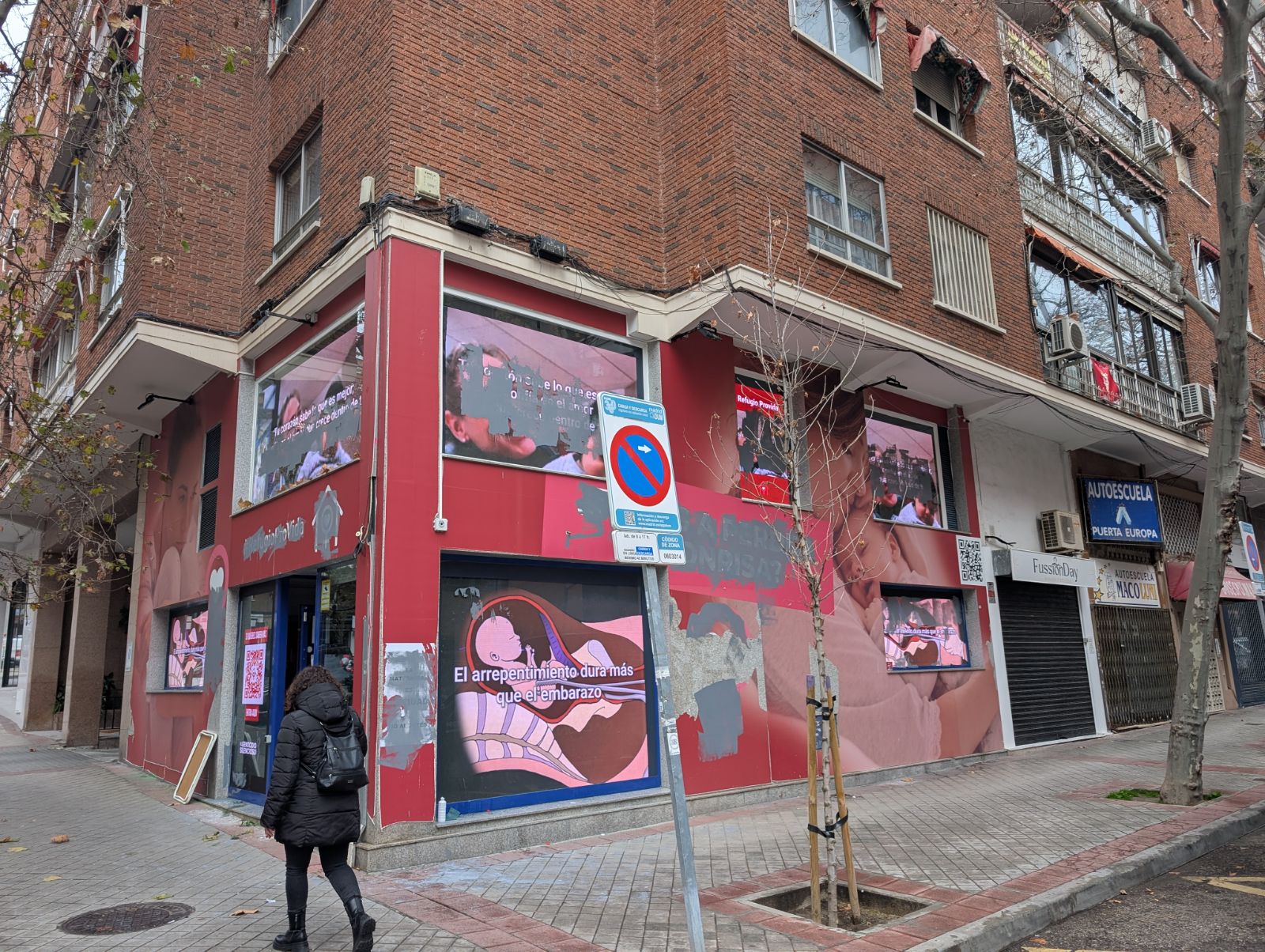 Para tal efecto, son muchas las personas que se reúnen para rezar a las puertas de abortorios, y un año más así sucedió en el Refugio Provida de la calle del Pensamiento número 23, que se encuentra frente a la Dator