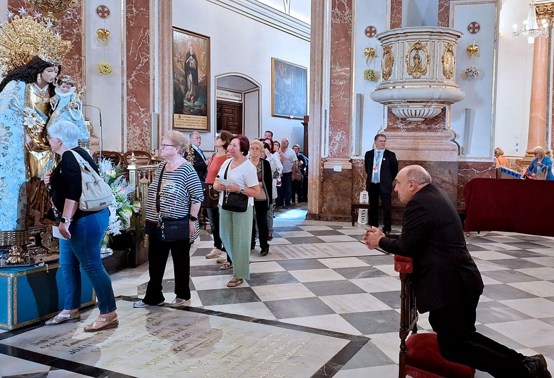 Son las tardes, las noches y los días, que pasé junto a ti, amor de mis amores, contándote en el silencio de moradas interiores