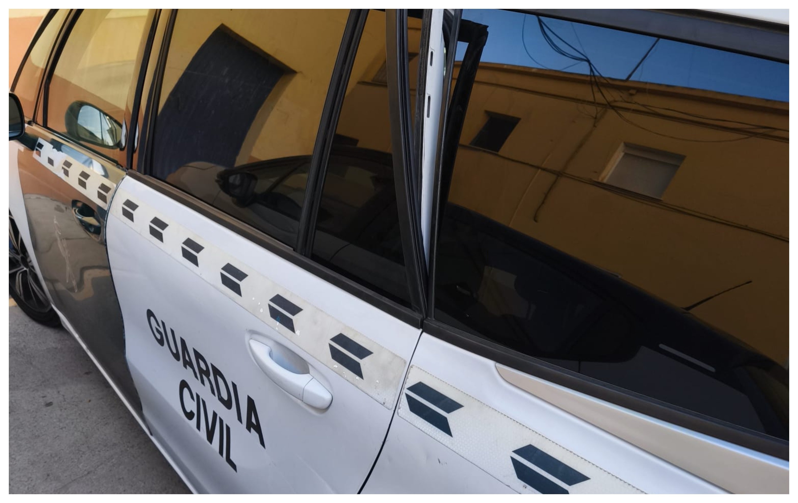 La España segura de Marlaska. Guardias civiles detienen a un individuo con 250 antecedentes... tras embestir a una patrulla e intentar atropellar a un agente