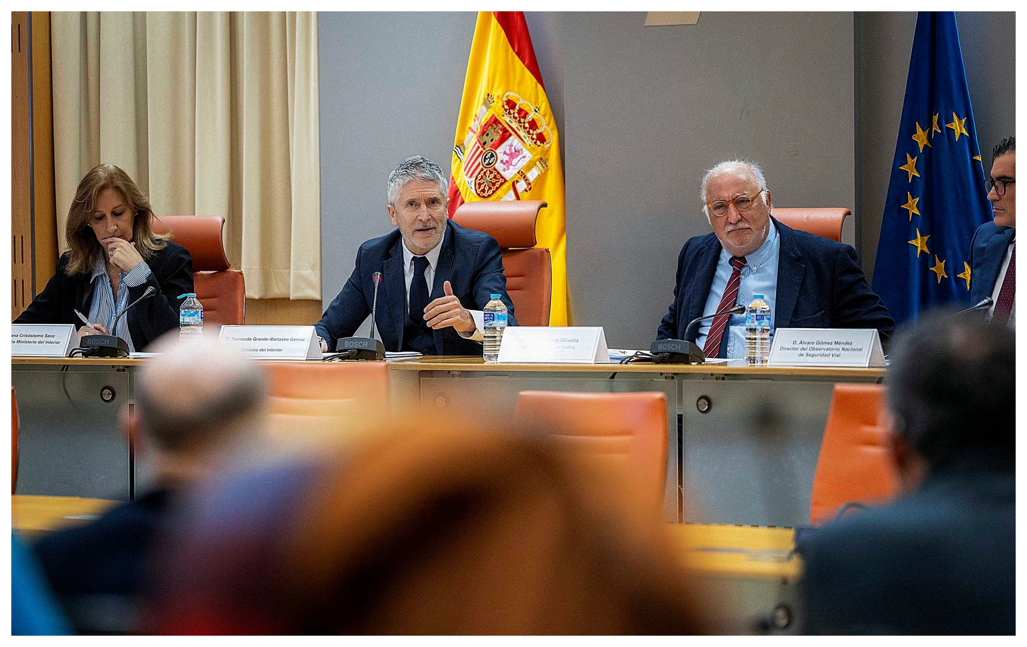 Marlaska y a su derecha el director de la DGT, Pere Navarro, nos venden las 'bondades' de la baliza V16