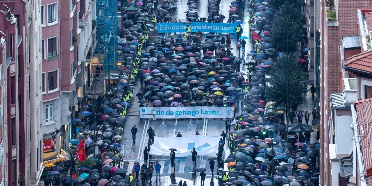 Ayer domingo, en Bilbao, unas 30.000 personas se manifestaron pidiendo el fin de "las medidas de excepción" que, a su juicio, "se les continúan aplicando" a los presos de ETA