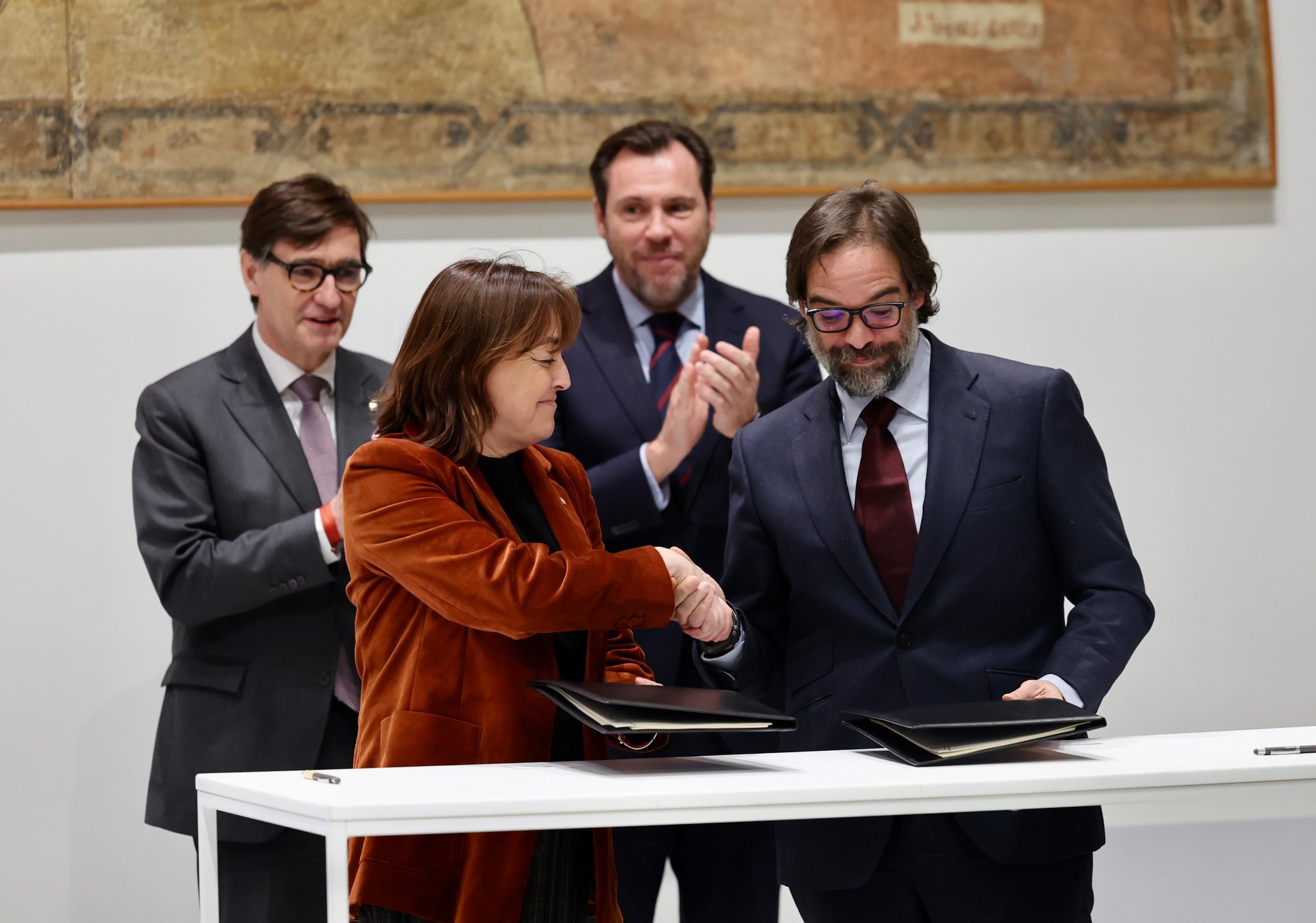 Illa y Puente felices con el inicio del traspaso de Rodalies por parte de Renfe a la Generalitat, que han escenificado con el apretón de manos entre la consejera Silvia Paneque (que asumirá la presidencia de la nueva empresa) y Álvaro Fernández, presidente de Renfe