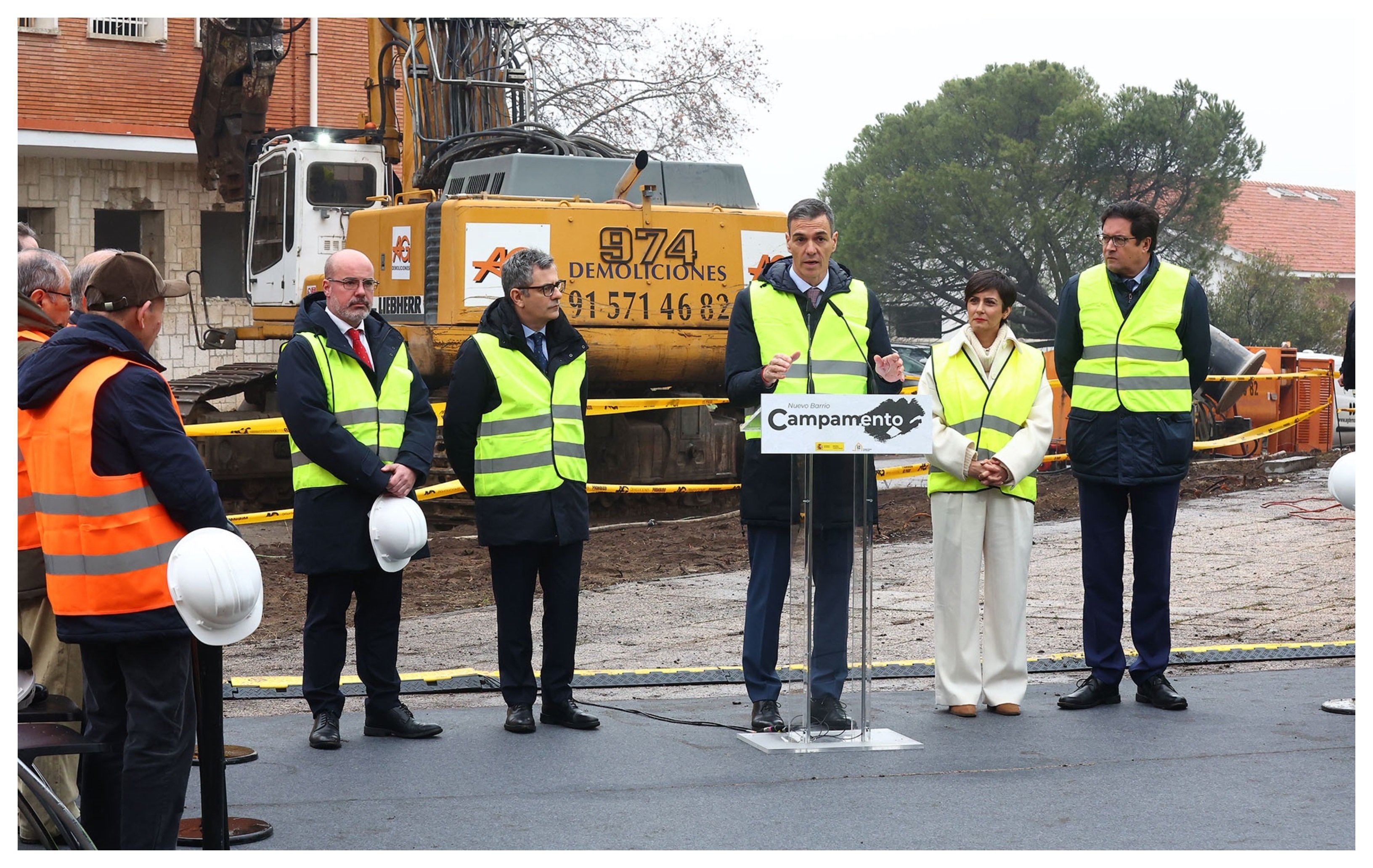 El presidente del Gobierno español, sin casco, anuncia una bonificación fiscal del 100 por 100 para quien no suba el alquiler según el IPC