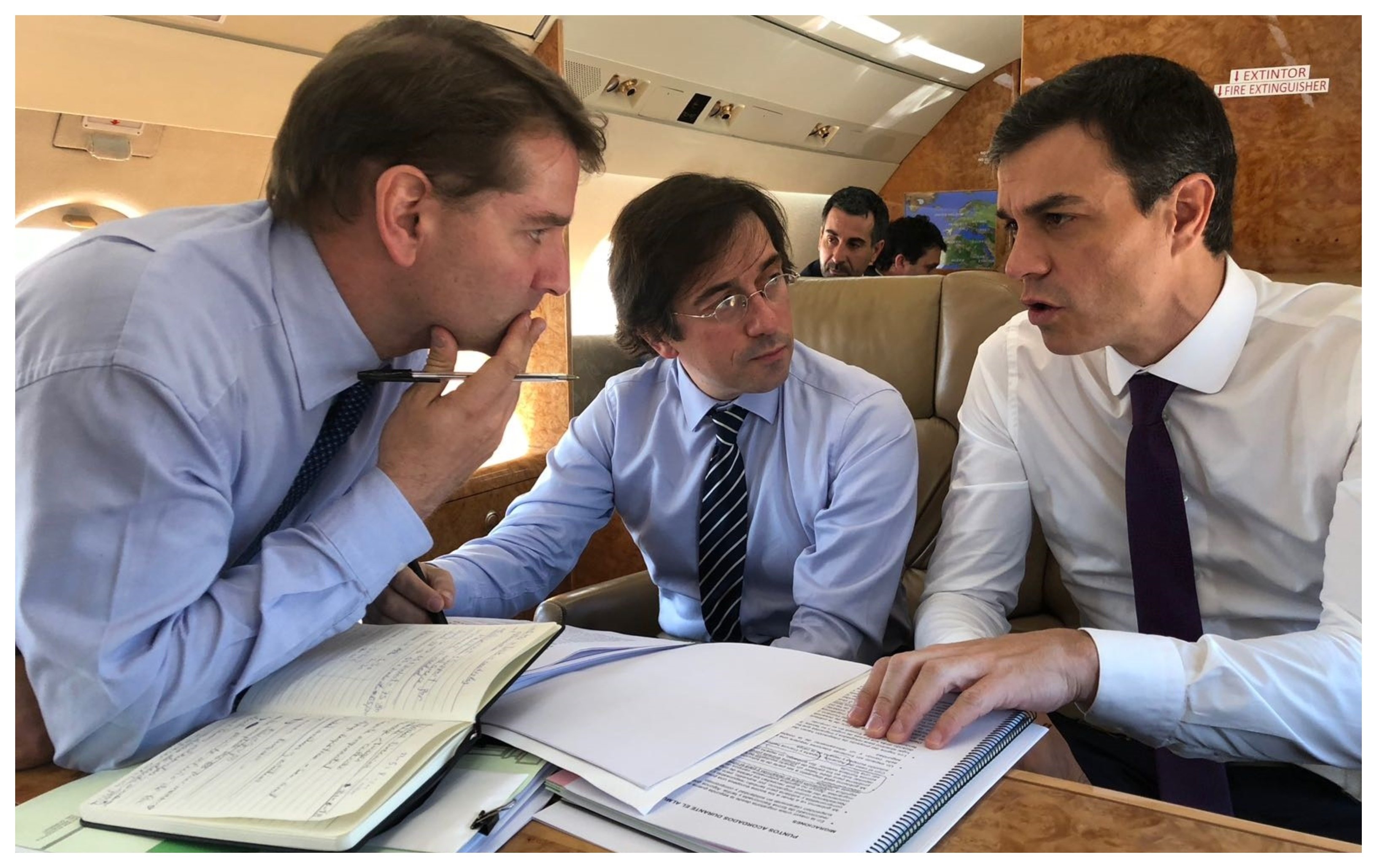 En tiempos de tribulación no hacer mudanzas. Y otro recado de De la Rocha (izquierda de la imagen), éste para Telefónica: Murtra, no es el momento de cesar a Emilio Gayo. Encima, el escándalo de las balizas ya ha estallado: ni el estólido Sánchez puede soportar tantos escándalos