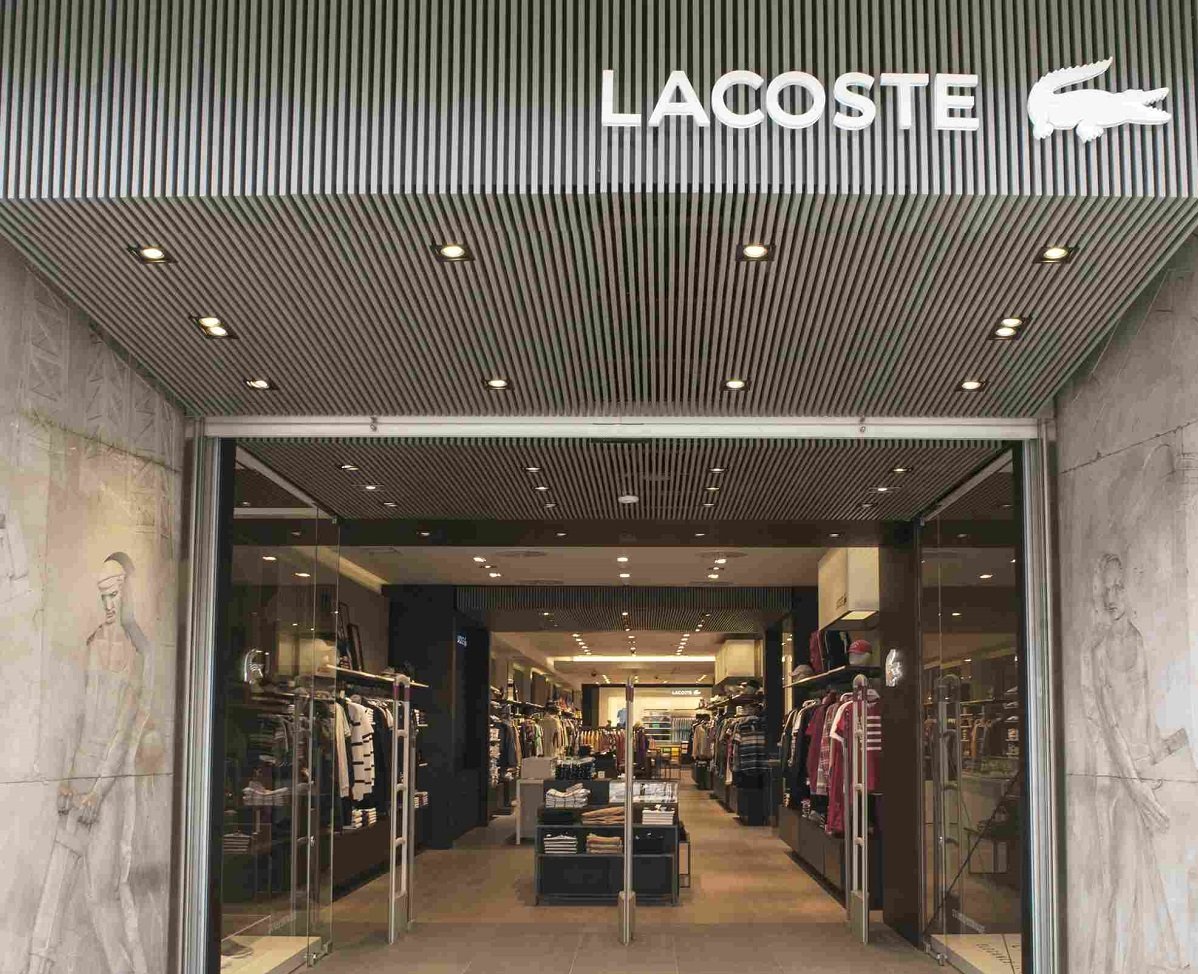 La firma del famoso cocodrilo pone fin a su filial española La firma del famoso cocodrilo pone fin a su filial española