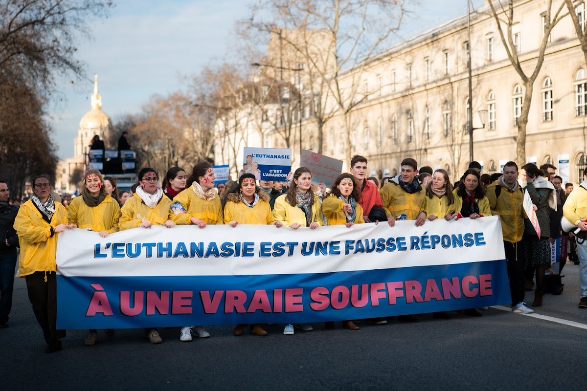 El pasado domingo se manifestaron 10.000 personas en París contra la eutanasia