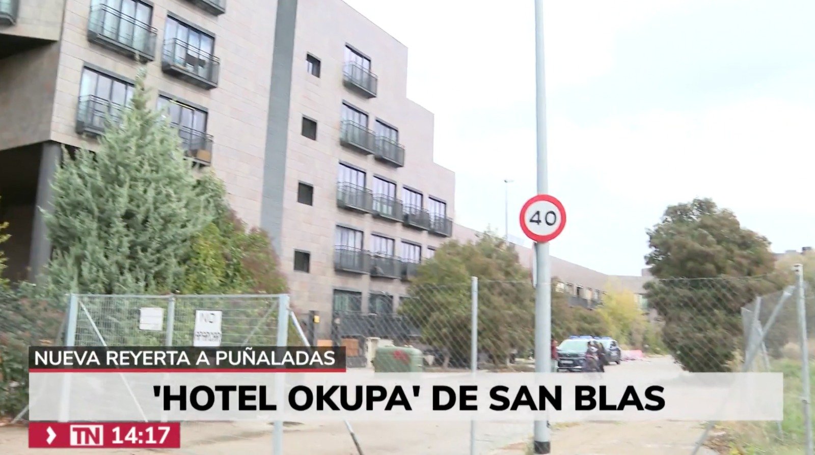 Tal y como ha informado Telemadrid, el joven residía en Barcelona y había viajado a Madrid para pasar unos días con sus familiares, que viven en el hotel okupado