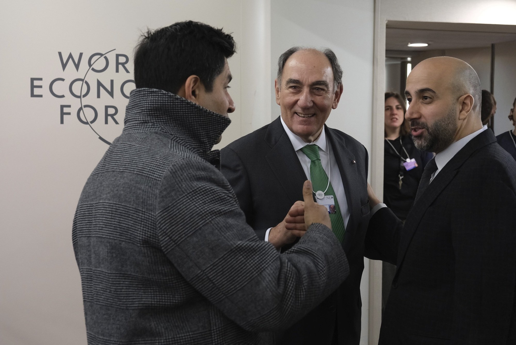 En el Foro de Davos, Ignacio S. Galán, presidente de Iberdrola, entre Varun Chandra, asesor comercial de Keir Starmer, y el consejero delegado de QIA, Mohammed Saif Al-Sowaidi