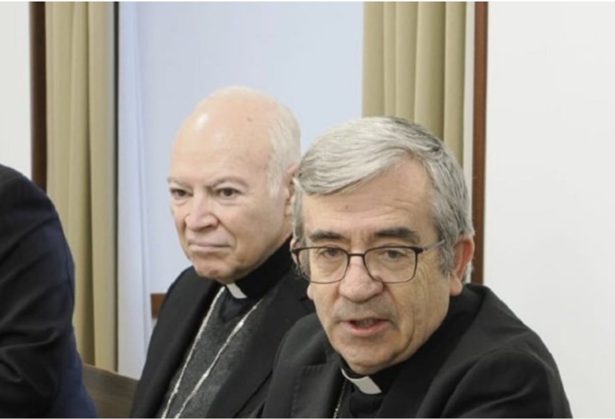 El cardenal Aguiar, a la izquierda de monseñor Luis Argüello