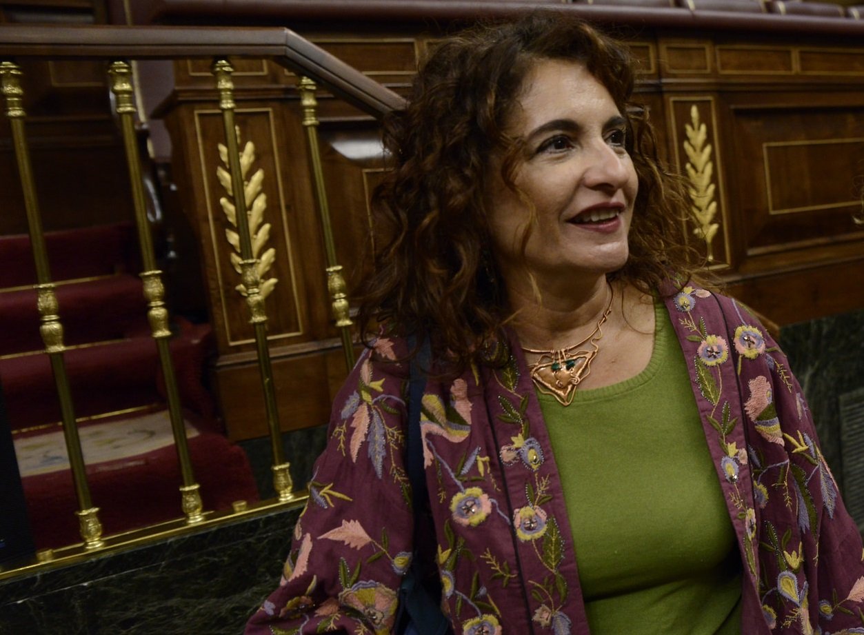 Montero presume de apostar por una política fiscal progresiva, solidaria y justa Montero presume de apostar por una política fiscal progresiva, solidaria y justa