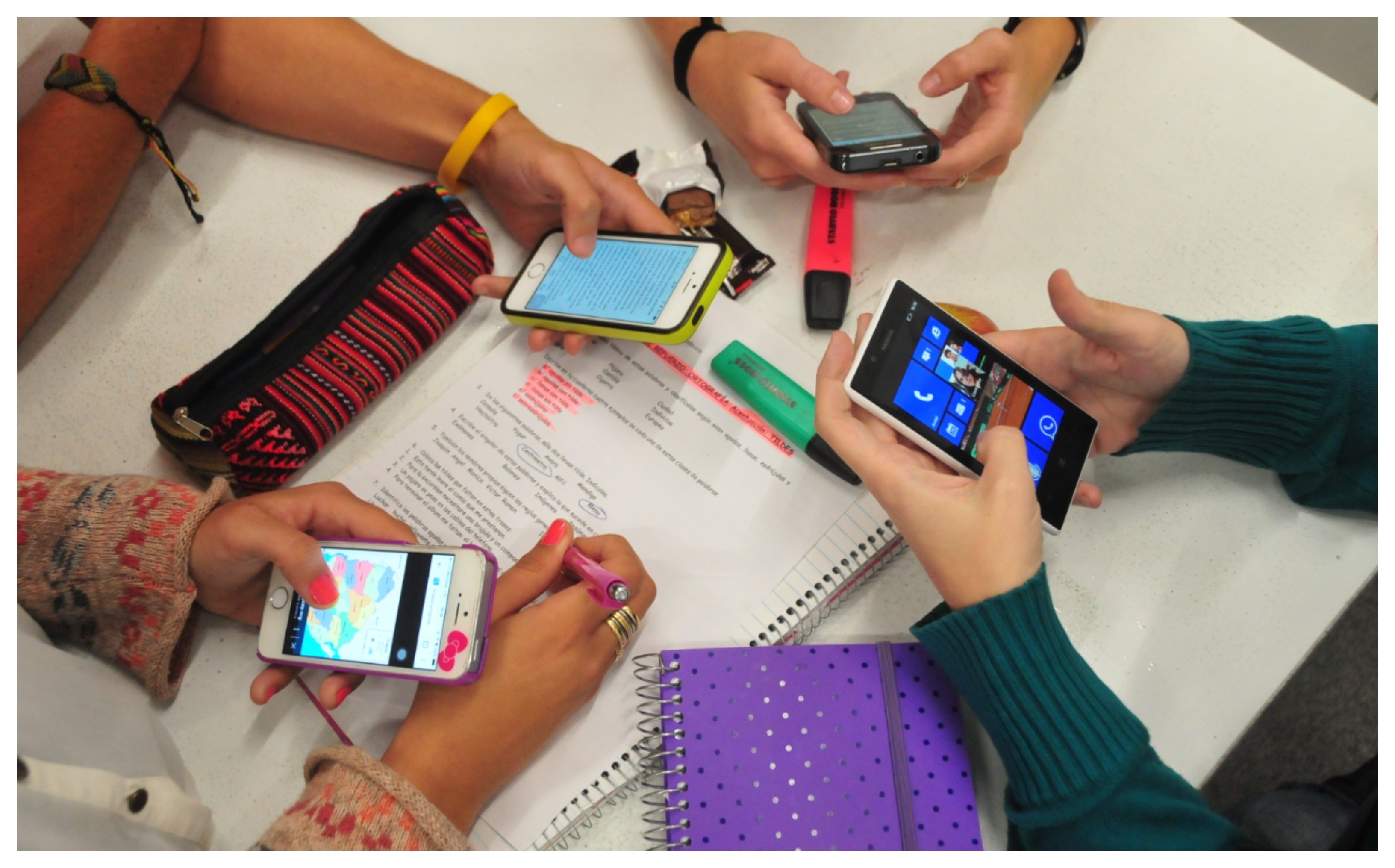 Francia, segundo país -después de Australia- que prohíbe el uso de redes sociales a menores de 15 años y veta a los móviles en las escuelas