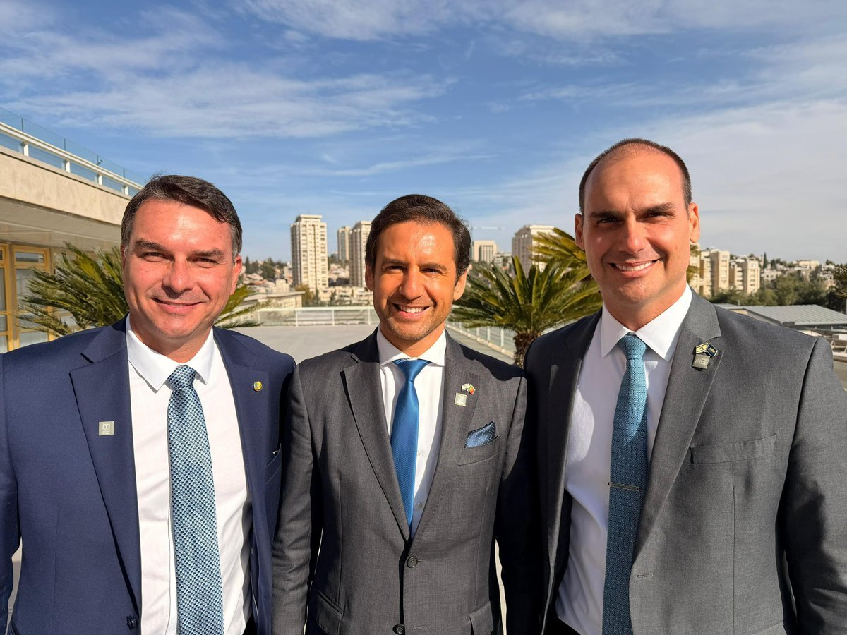 Flavio Bolsonaro, hijo del expresidneet Jair, a la izquierda