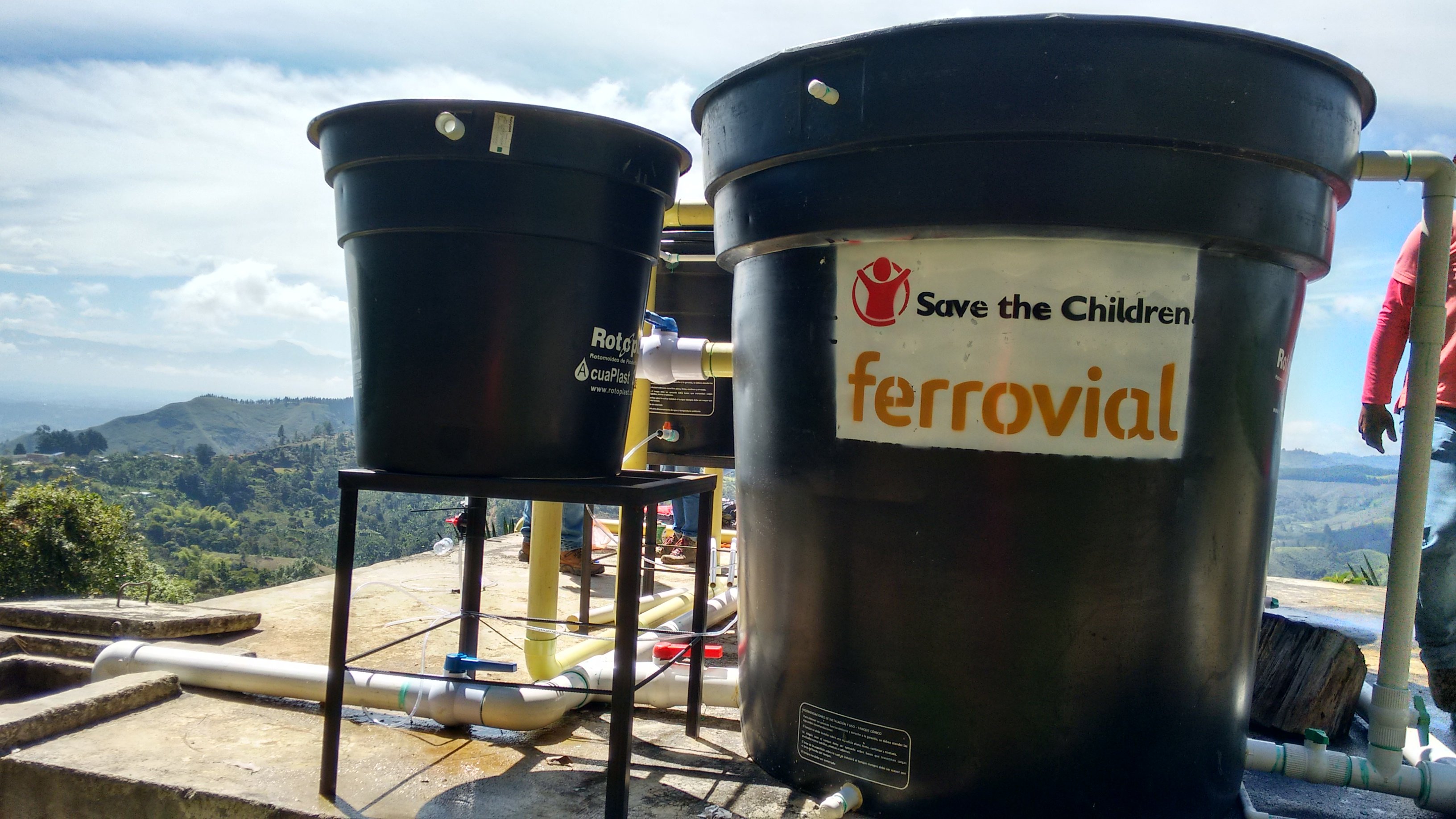 El trabajo realizado por Ferrovial ha supuesto la instalación de tanques de almacenamiento de agua en la escuela