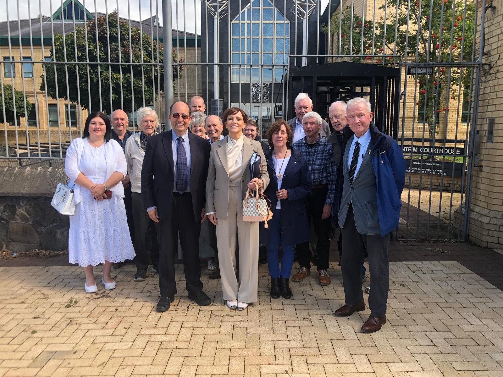 Claire Brennan (54 años y madre de cuatro hijos) -en el centro de la imagen- fue condenada a pagar una multa de con 750 libras