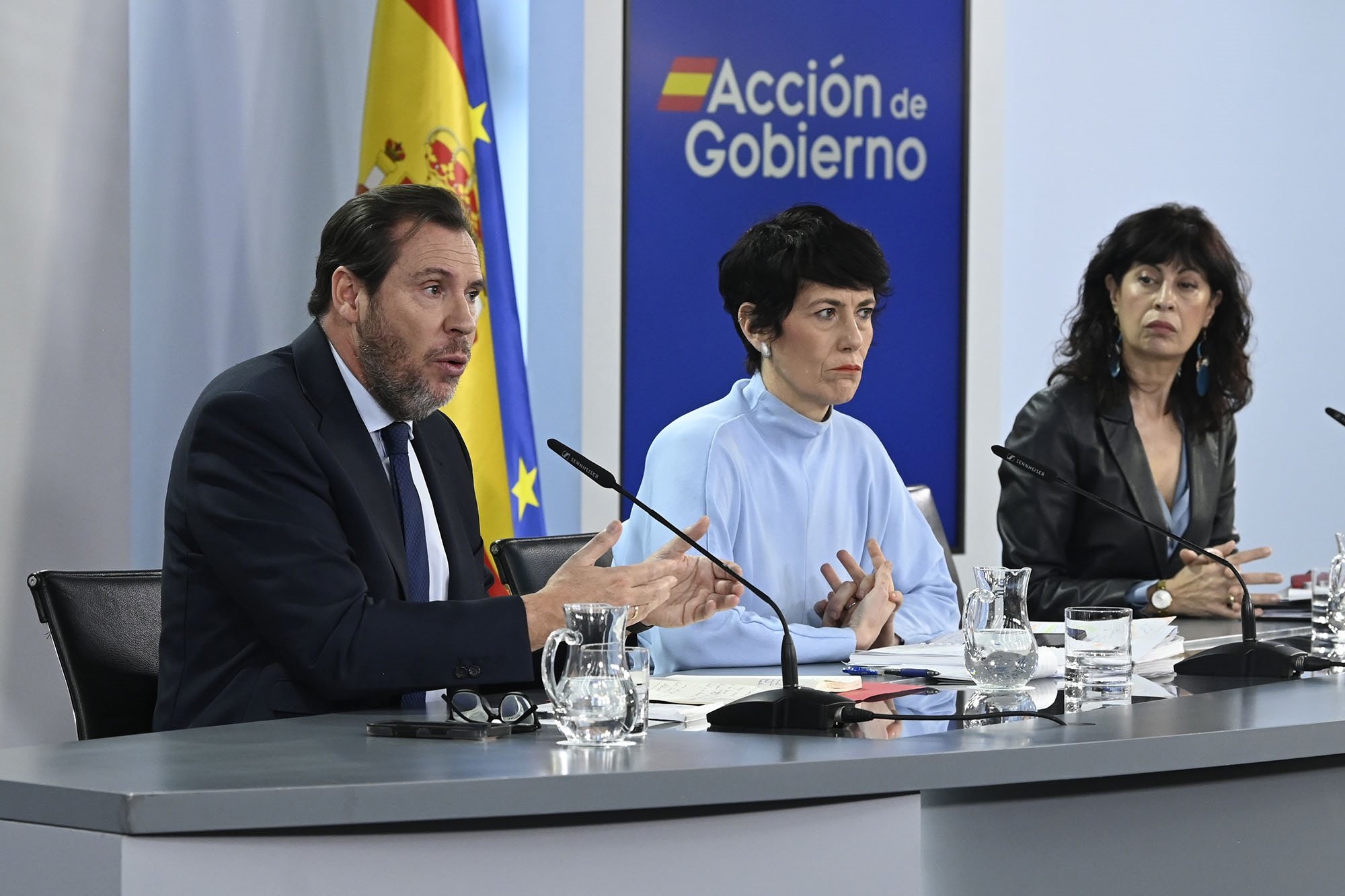 Consejo de Ministros. Legalizar a 500.000 extranjeros... para que cobren una subvención y voten a Pedro Sánchez