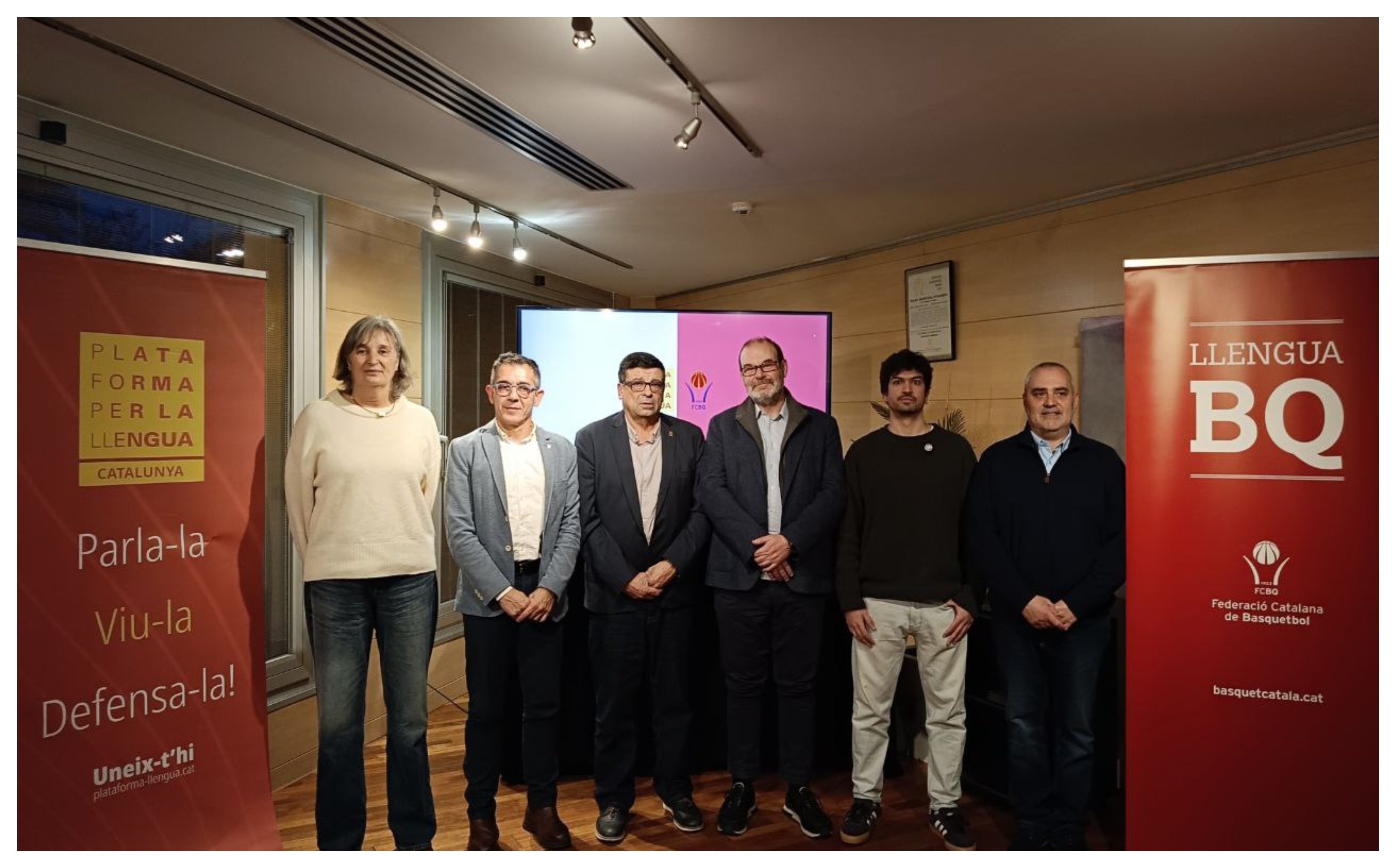 Miembros de la la Plataforma per la Llengua presentan el informe