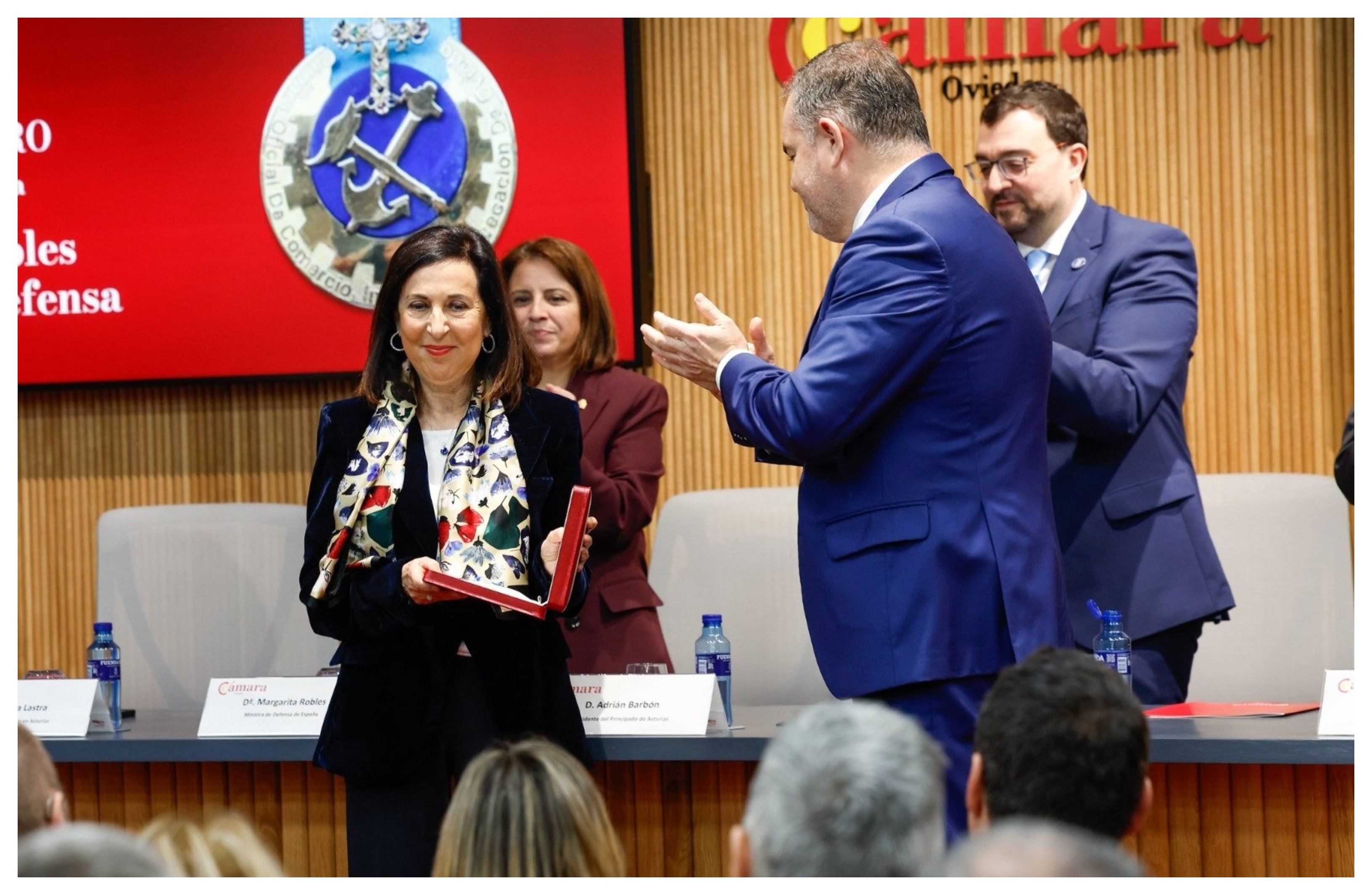 Indra debe demostrar su capacidad industrial. Esto es lo que debería haber dicho la ministra de Defensa, y no dedicarse a hacer charlas con universitarios, querida Margarita