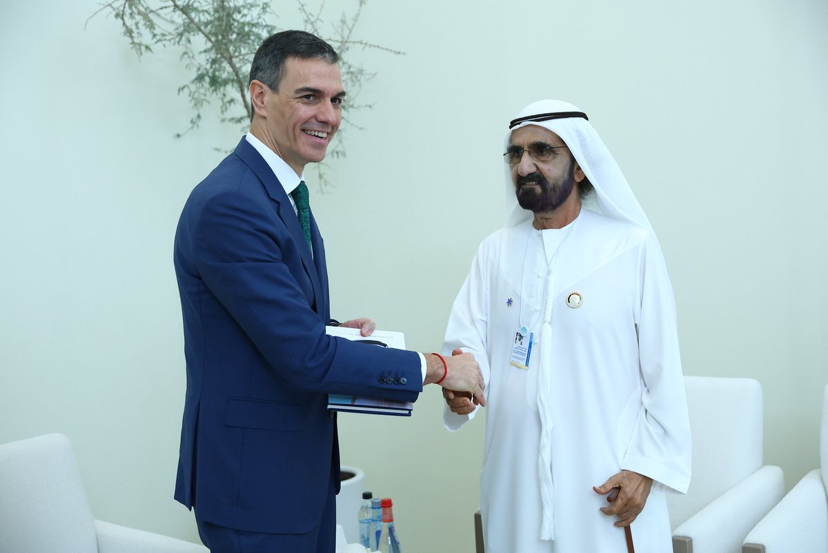 Pedro Sánchez, en Dubái, con el primer ministro de Emiratos Árabes Unidos, Su Alteza el Jeque Mohammed bin Rashid Al Maktoum
