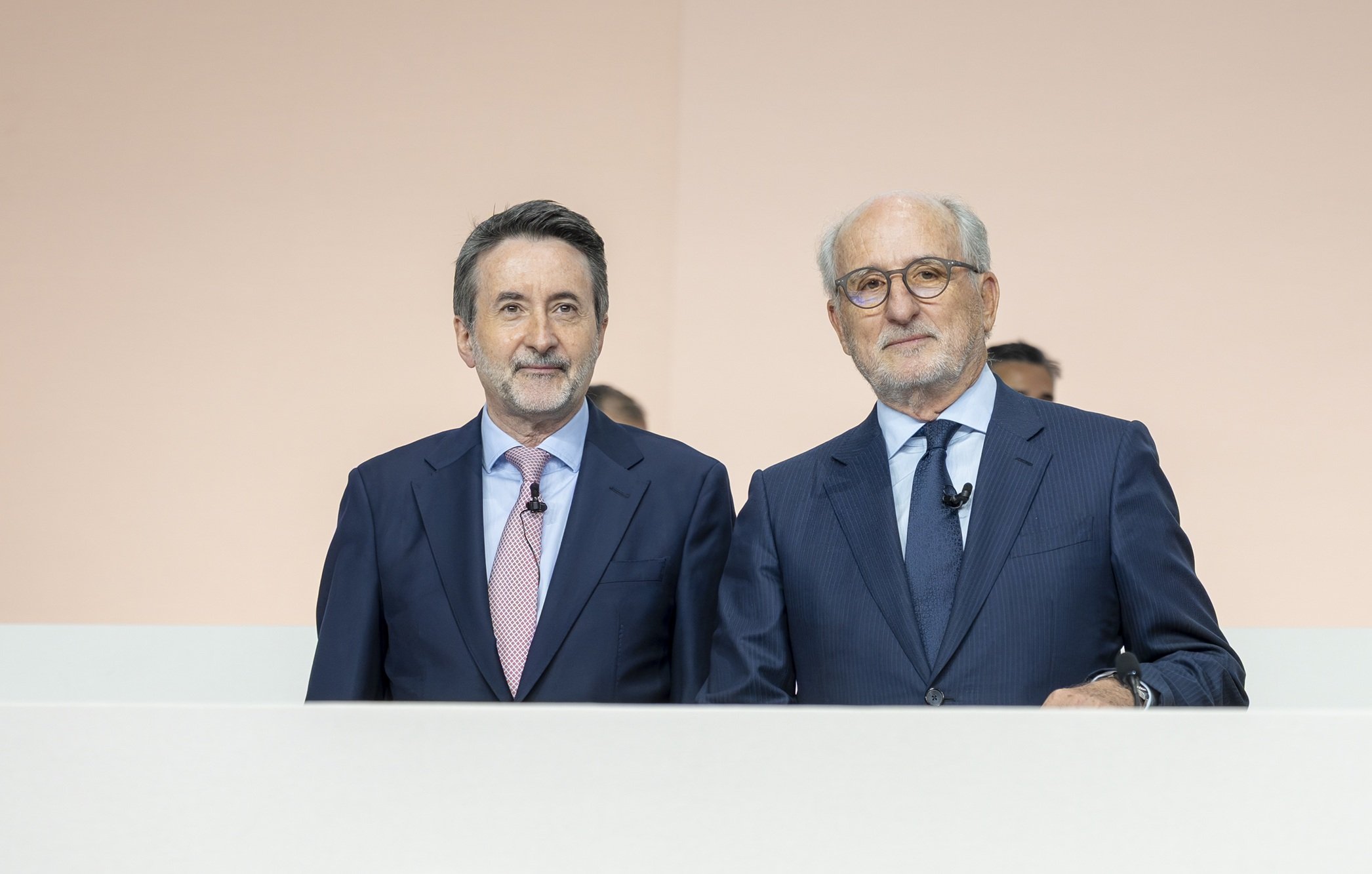 La compañía que tiene como CEO a Josu Jon Imaz y preside Antonio Brufau subraya que “es la primera vez en la historia del derecho de la competencia nacional y comunitaria que la CNMC sanciona a una compañía por aplicar descuentos, en este caso superiores a 450 millones de euros, comunicados públicamente y supervisados por la propia Administración" / Foto: Pablo Moreno