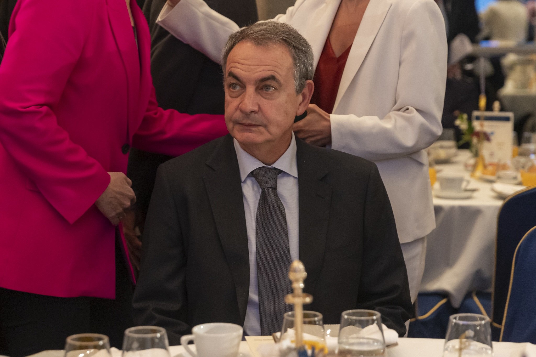 Ni la protección del Sanchismo, volcado en defensa de ZP ha podido evitar el desgaste de su figura y que nadie crea ya en el mito de "el radical Zapatero, enemigo del dinero"/ Foto: Pablo Moreno