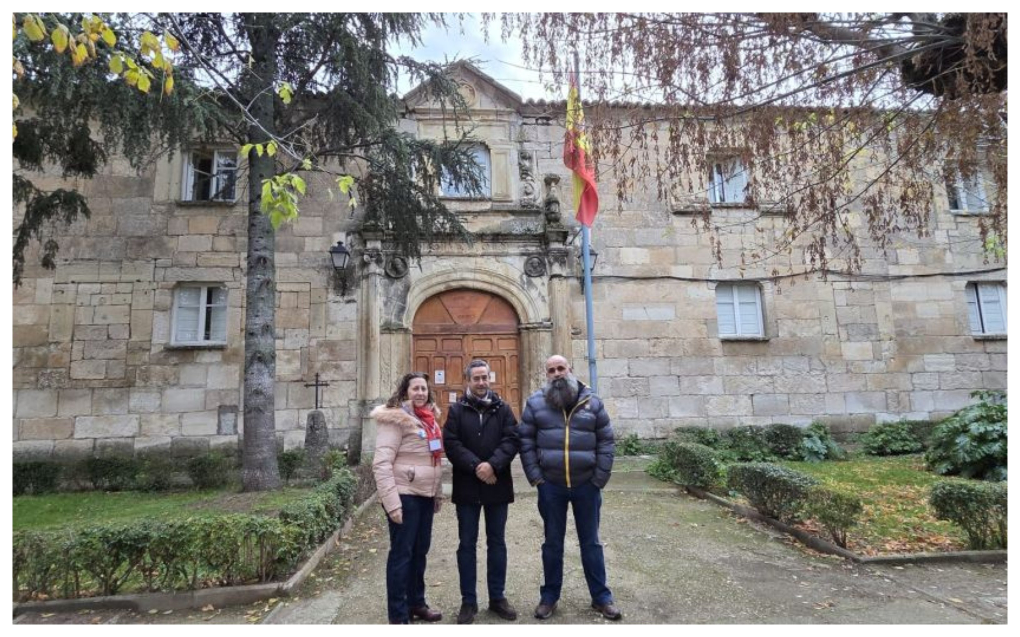 El Alcalde de Torrelaguna con la Secretaria Provincial y el Secretario de Organización de AUGC Madrid frente a la fachada del Cuartel de Torrelaguna