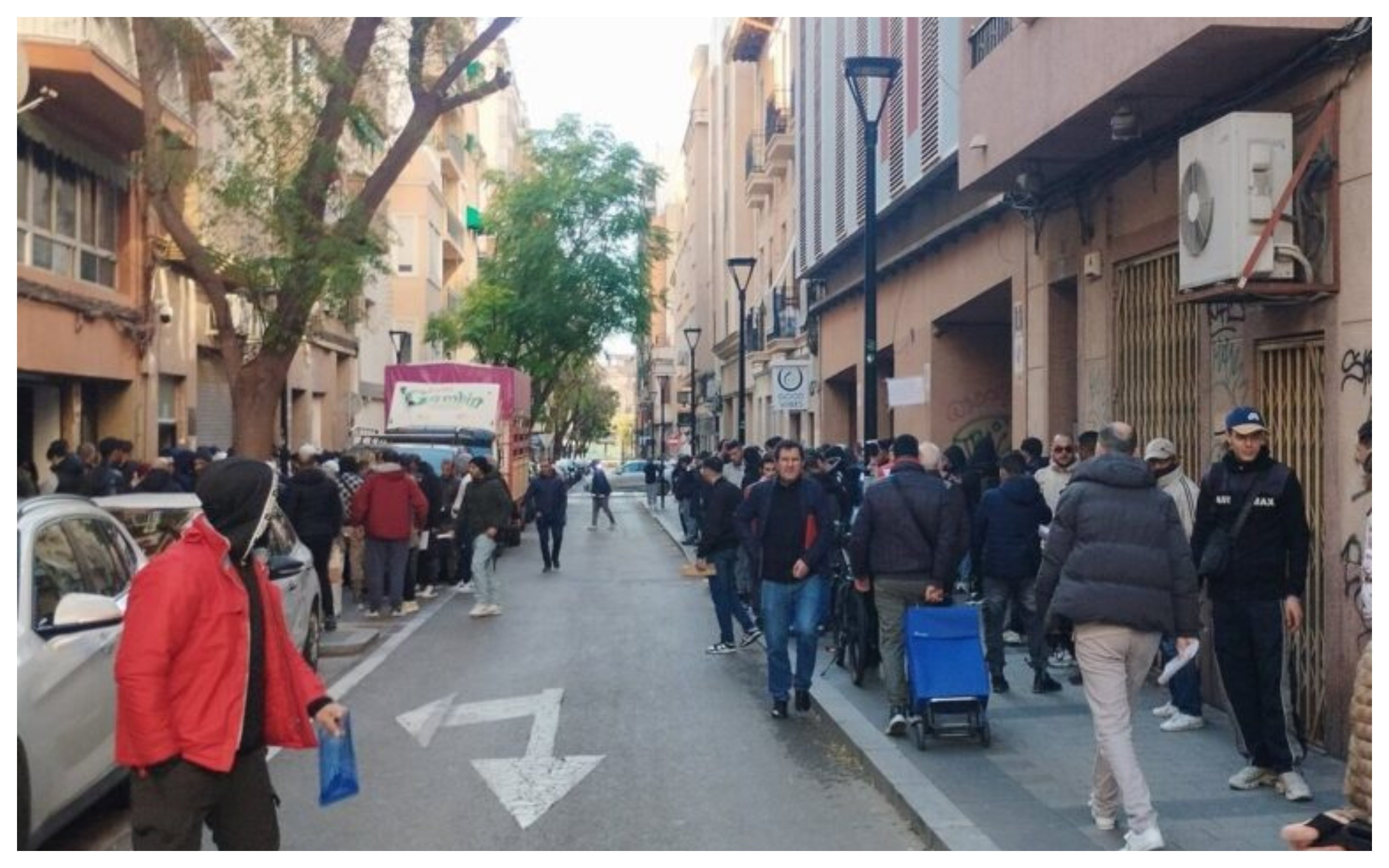 Dos argelinos roban mientras hacían cola en el consulado.... para regularizar su situación