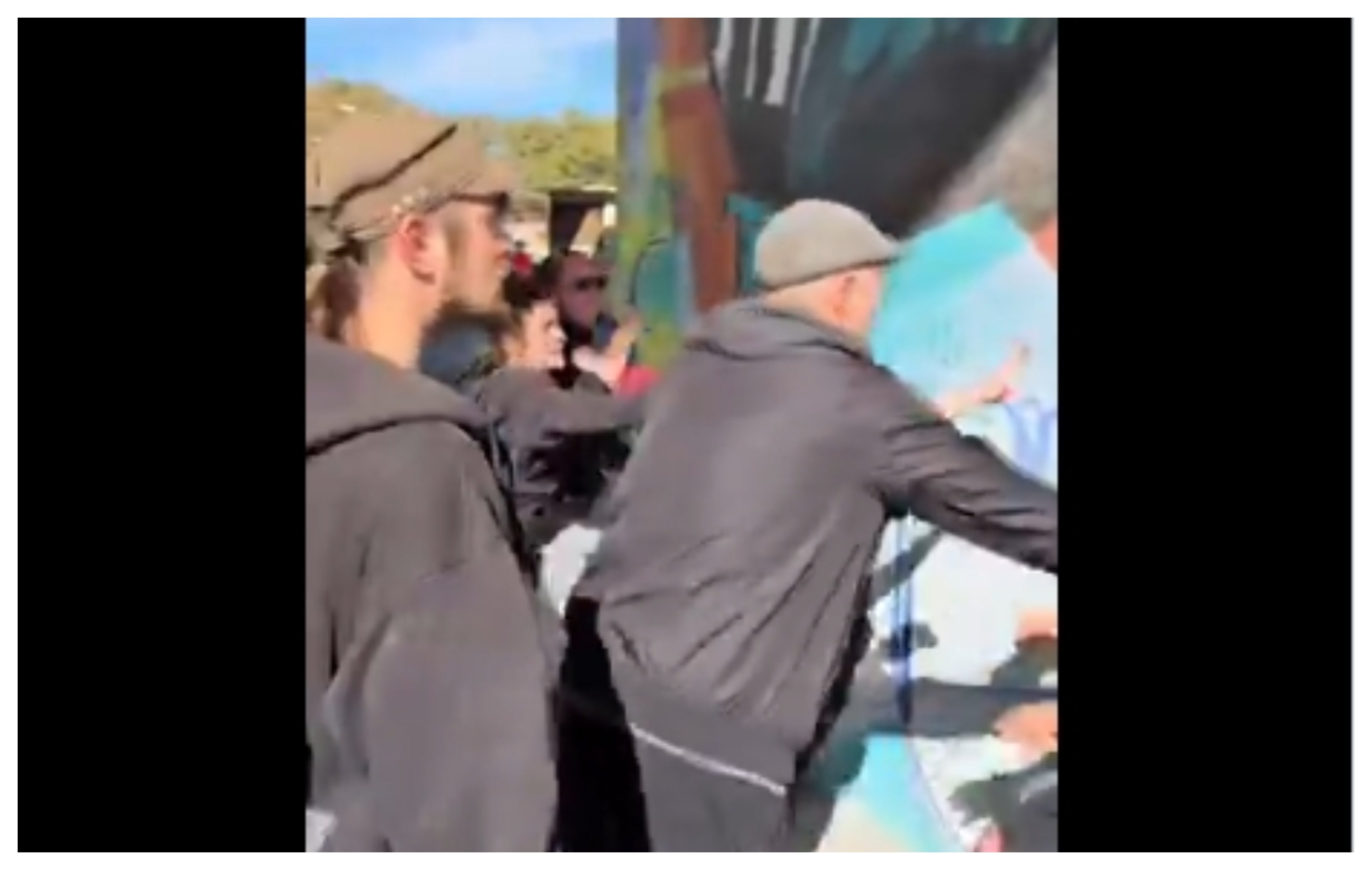 Radicales comunistas y separatistas atacan una carpa de Vox: uno de ellos ha escupido y agredido a una afiliada