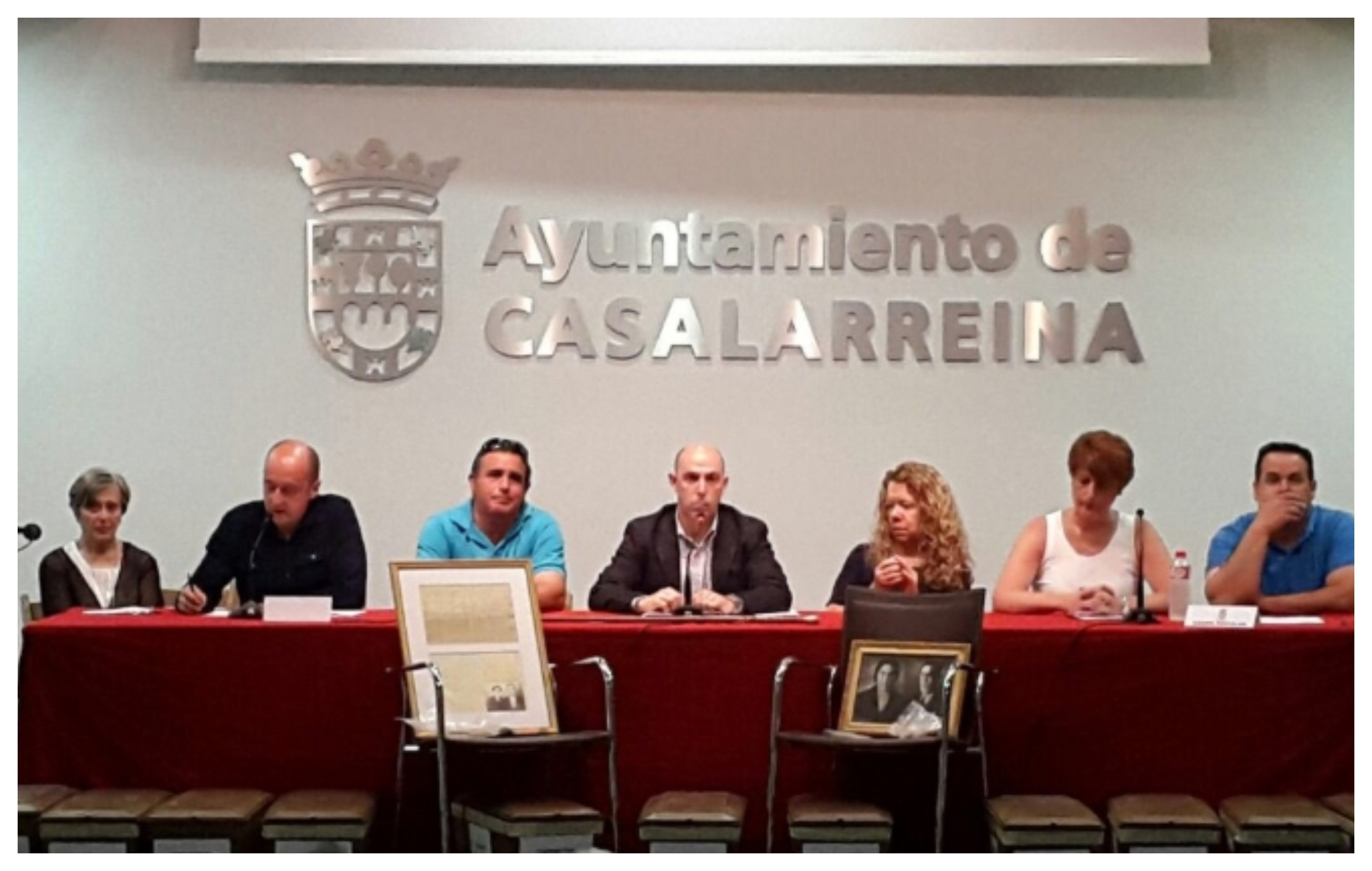 No queremos menas... "para preservar la convivencia": Félix Caperos (en el centro de la imagen), alcalde socialista de Casalarreina